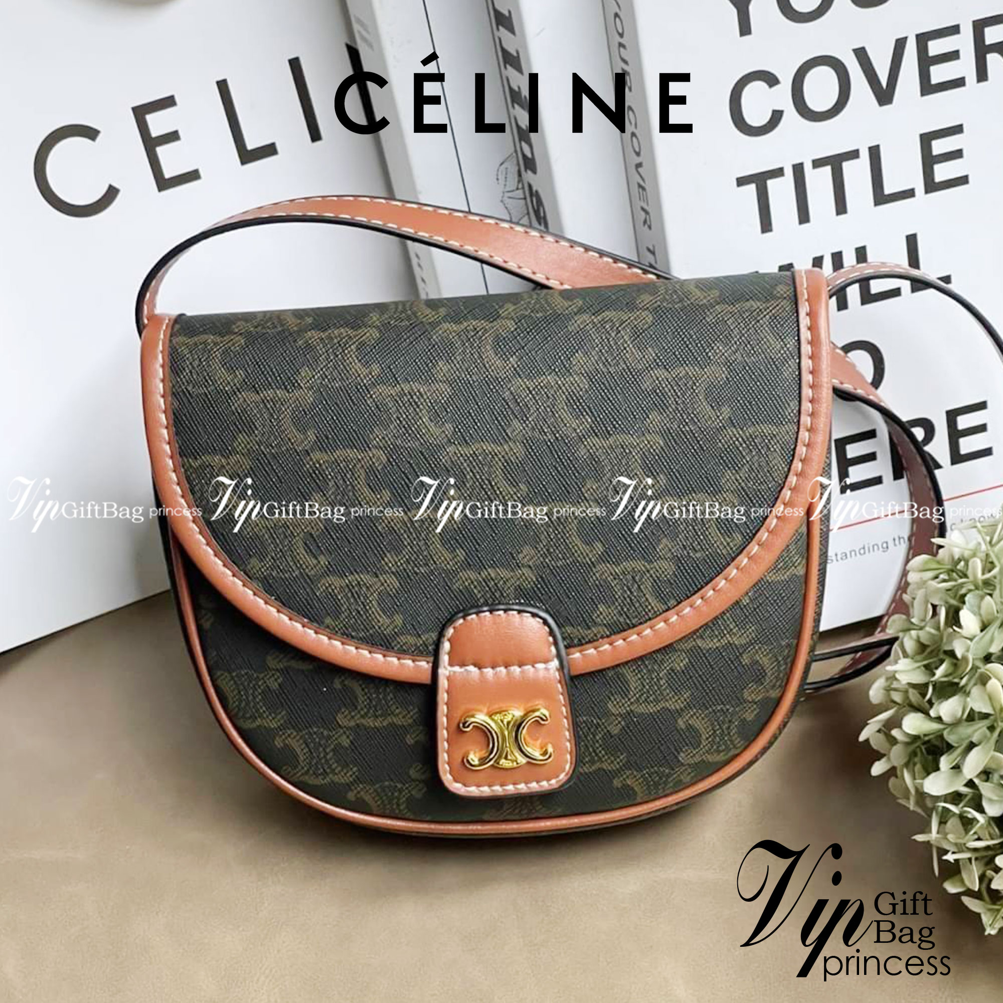 CELINE MINI BESACE IN TRIOMPHE CANVAS หรูหราไปกับกระเป๋าหนังแคนวาสลาย triompe ด้วยขนาดที่กะทัดรัดและดีไซน์ที่เรียบหรูนี้ จึงสามารถนำไปแมทช์กับการแต่งตัวได้ง่าย ไม่ว่าจะเป็นสไตล์การแต่งตัวเท่ ๆ จนถึงสไตล์การแต่งตัวน่ารัก ๆ เพิ่มความหรูหราและโดดเด่นด้วยการต