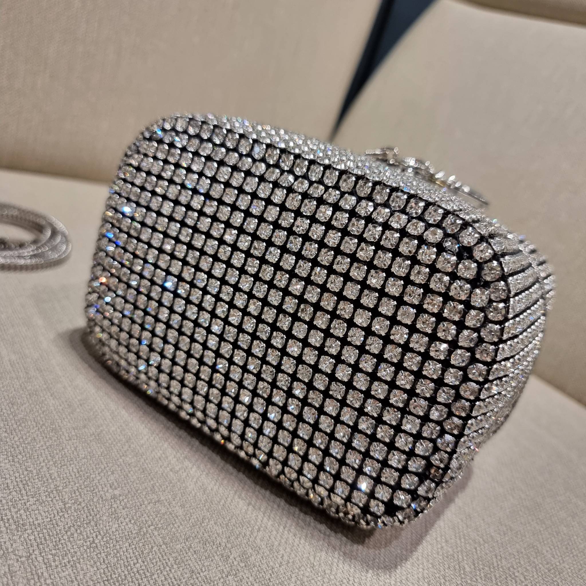 ALEXANDER WANG HEIRESS BOX BAG IN RHINESTONE MESH ใหม่ก่อนใคร กับไอเท็มสุดเอ็กซ์คลูซีฟ วีไอพีจากเคาน์เตอร์ กับกระเป๋าถือ/สะพายทรงกล่องตกแต่งพลอยเทียม หรูหรา โดดเด่น ดูแพง ด้วยการตัดเย็บเรียงร้อยลงบนตาข่ายเนื้อละเอียด ทำให้ดูดีมีราคางดงามมากๆ เปิด-ปิดด้วยซ