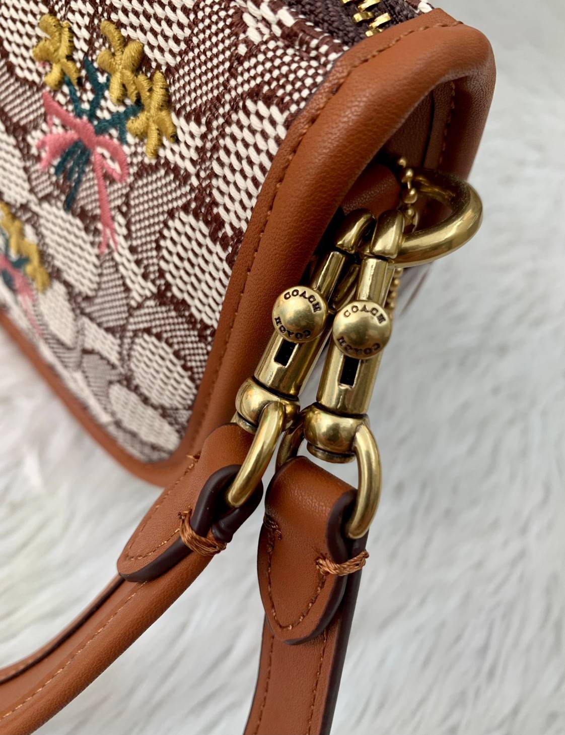 รุ่นใหม่ล่าสุด ต้อนรับหน้าหนาวนี้กันค่าา🎀 COACH SWINGER BAG IN SIGNATURE TEXTILE JACQUARD WITH BOUQUET MOTIF EMBROIDERY ((C6289)) พร้อมส่งที่ไทย จำนวนจำกัด สวยมากๆค่ะ! กระเป๋าหิ้วได้//สะพายข้างได้ วัสดุJacquardทอลายแบรนด์+หนังแท้ ได้ลงตัวสวย ดูคลา