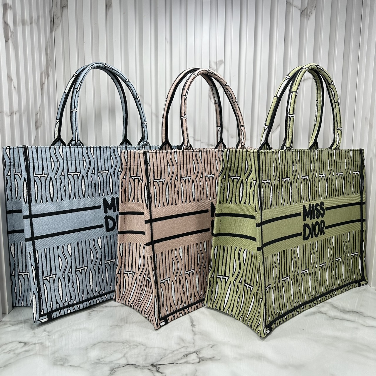 ORI หนังแท้ | Dior Miss Dior Allover Book Tote Handbag 16" กระเป๋าทรงโท้ทคอลใหม่ ดีไซน์ลวดลายกราฟฟิกสวยงามและหรูหราโดดเด่นไม่เหมือนใคร