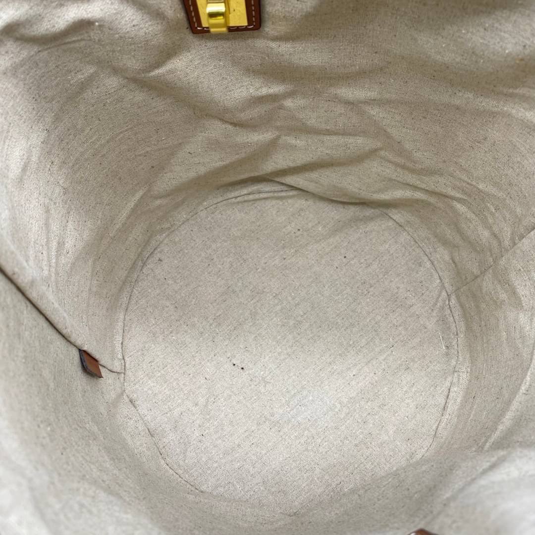 CELINE TEXTILE BUCKET BAG / CELINE TEEN BUCKET in STRIPED TEXTILE WITH JACQUARD ดีไซน์ทรง Bucket ใบใหญ่กำลังดี มาพร้อม Clutch ใบเล็กเข้าชุด เนื้อหนาแข็งแรง ภายในกว้างและจุใส่สัมภาระได้เยอะจุใจ อะไหล่แบรนด์สีทองสุดหรู