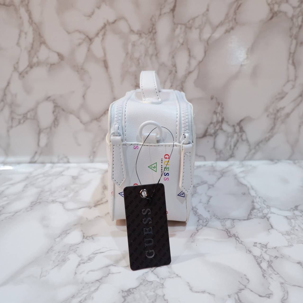 GUESS กระเป๋าหูหิ้วสะพายข้าง ทรงกล่องมีหูจับถนัดมือ มี2ช่องกระเป๋า ด้านหน้าติดโลโก้แบรนด์สีทอง