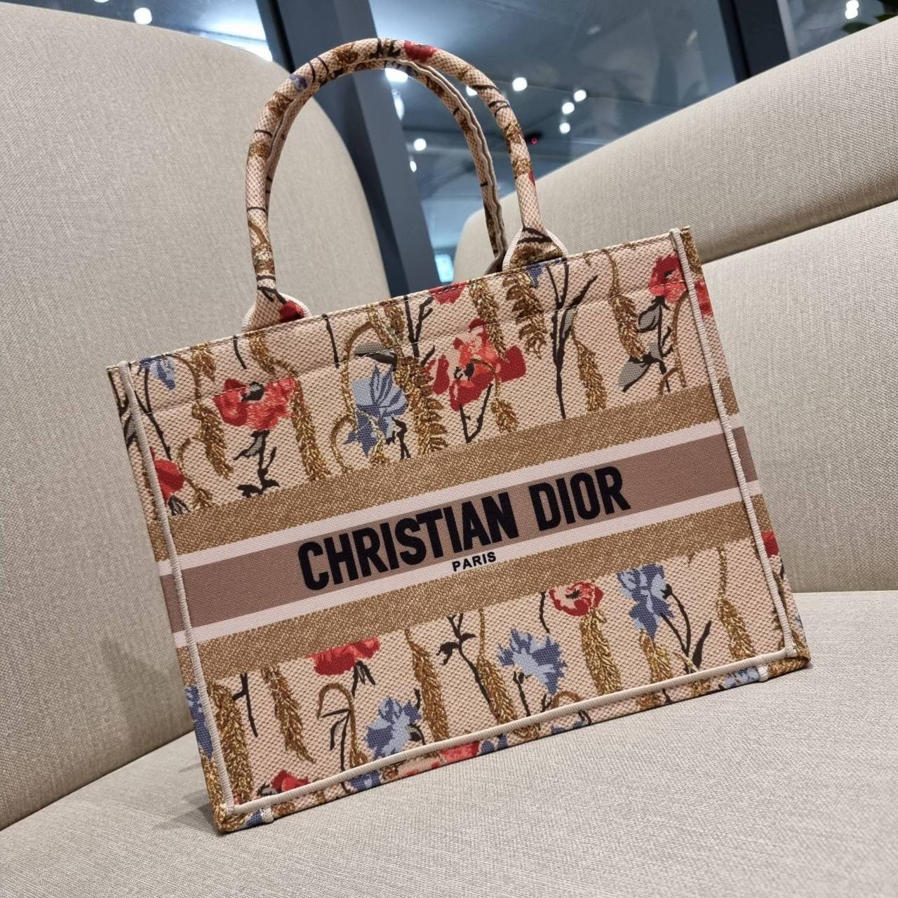 VIP 】HOT ARRIVAL!! DIOR CD SHOPPING BAG WITH GWP กระเป๋าทรงช้อปปิ้งใบใหญ่ จุใจ!! พรีเมี่ยมกิ๊ฟรุ่นดับเบิ้ลฮอต ดีไซน์คลาสสิควินเทจ สวยหรู วัสดุผ้าแคนวาสลายกราฟฟิค ภายในโล่งกว้างมากๆ ใส่ของจุสุดๆ โน้ตบุ้ค ไอแพด กระเป๋าสตางค์ มือถือ หรือเสื้อผ้ายังได้ สะพายค