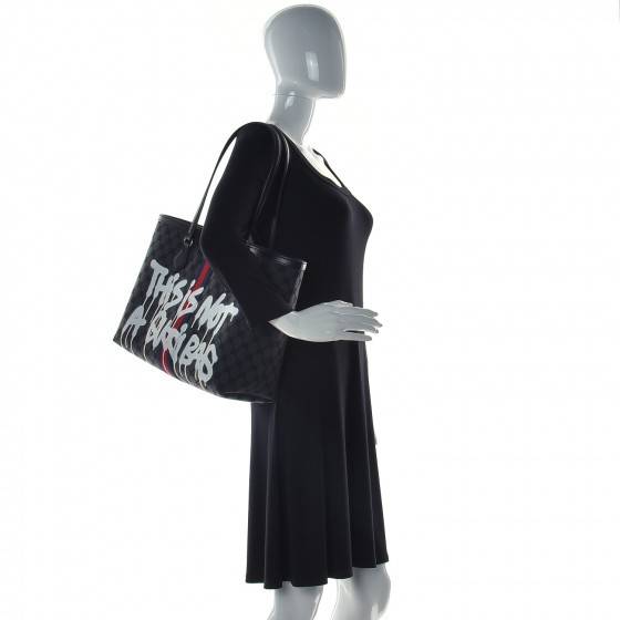 GG×BALEN MEDIUM OPHIDIA TOTE สุดครีเอท กับกระเป๋าช้อปปิ้งทรงโท้ท ใบใหญ่ สุดคุ้ม!! โดดเด่นด้วยลวดลายเพ้นท์กราฟฟิตี้ วัสดุผ้าแคนวาส ตัดแต่งเล่นขอบด้วยหนังแท้ ภายในโล่งกว้างมาก ใส่ของได้สบาย หิ้วไปเที่ยวต่างจังหวัด สะพายไปต่างประเทศตามใจ!! เลิศตรงที่ดีไซน์ใบ