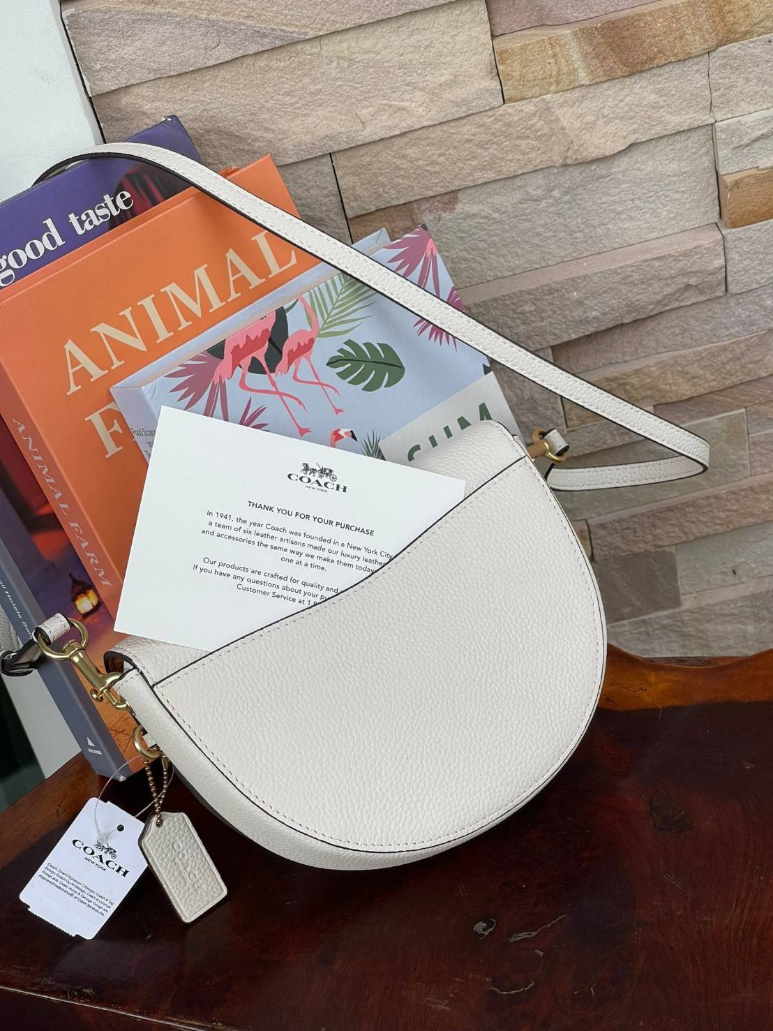 พร้อมส่งที่ไทยครบทั้ง6สีค่ะ 😘 Coach Ellen Crossbody In Signature ((C1432)) กระเป๋าทรงฮาฟมูนรูปทรงคลาสสิก ออกแบบให้มีลักษณะโค้งมน ไม่ดูเป็นทรงแข็งจนเกินไป ดีไซน์และสีของกระเป๋ายังเรียบง่าย เข้าได้กับทุกชุด สะพายครอสบอดี้ร์//สะพายข้าง หรือถือแบบคลัท