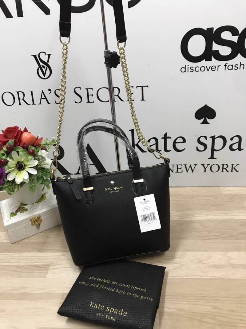Kate Spade New York Cedar steet Harmony Body Bag กระเป๋าถือหรือสะพาย หนัง Saffiano ความยาวสายโซ่ต่อหนัง100cm. ถอดออกได้ ความสูงของหูจับ14cm ภายในมีช่องซิปและช่องเล็ก มีหมุดรองฐานกันรอย 4 มุม อะไหล่ทองทั้งใบ ขนาดกำลังดี ใส่ของจุกจิก มินิไอแพคได้ค่ะ