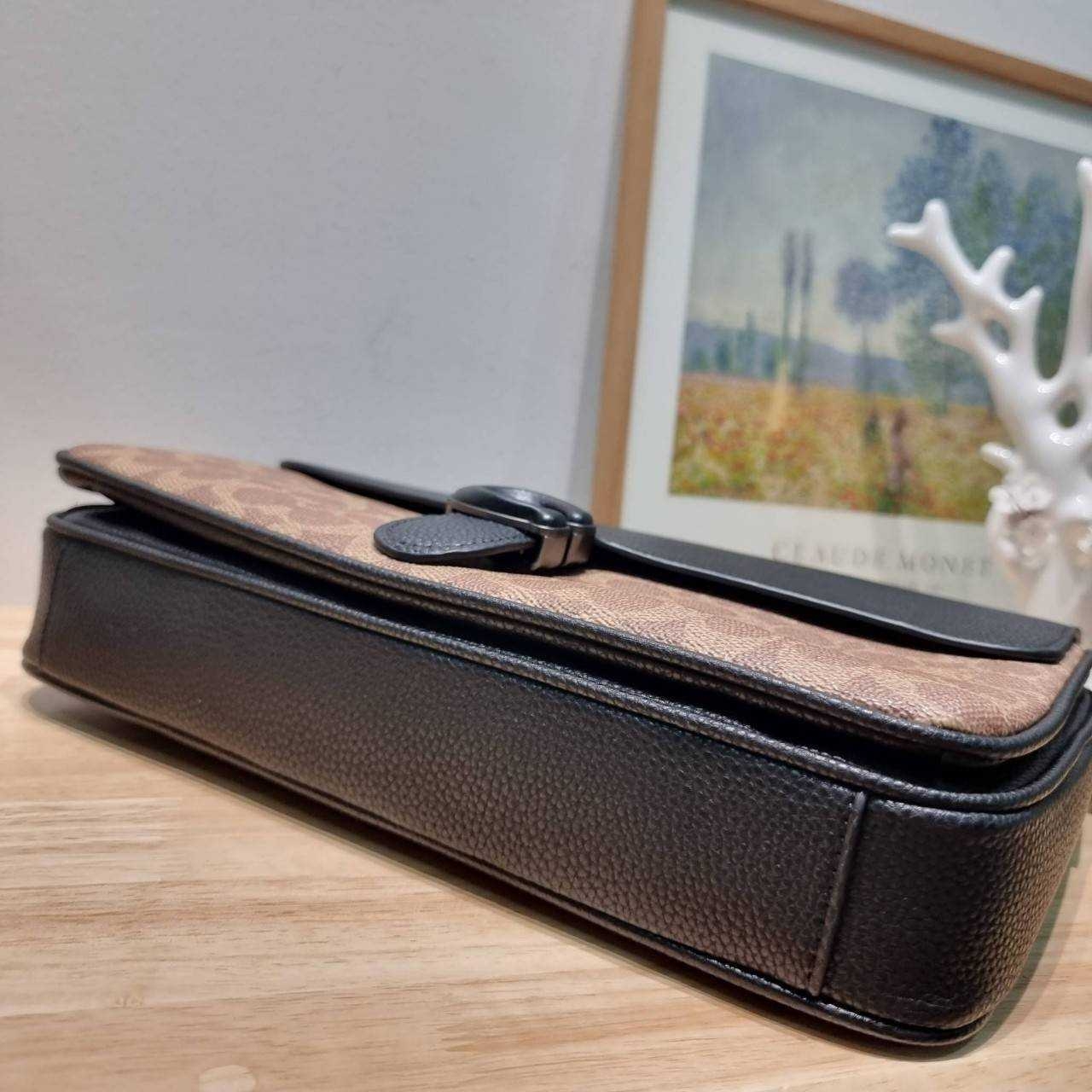 COACH Soft Tabby Messenger In Signature Canvas C8430 CH769 ไอเท็มที่หนุ่มๆต้องไม่พลาด กระเป๋าทรงแมสเซนเจอร์ใบใหญ่กำลังพอดี พร้อมด้วยสายสะพาย 2 เส้น