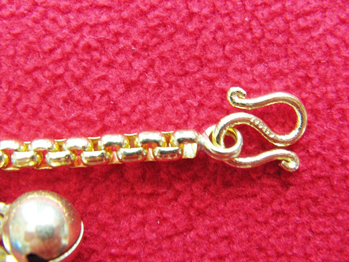 สินค้าจองค่ะ สร้อยข้อมือทองเหลือง+จี้ปลาโลมาค่ะ