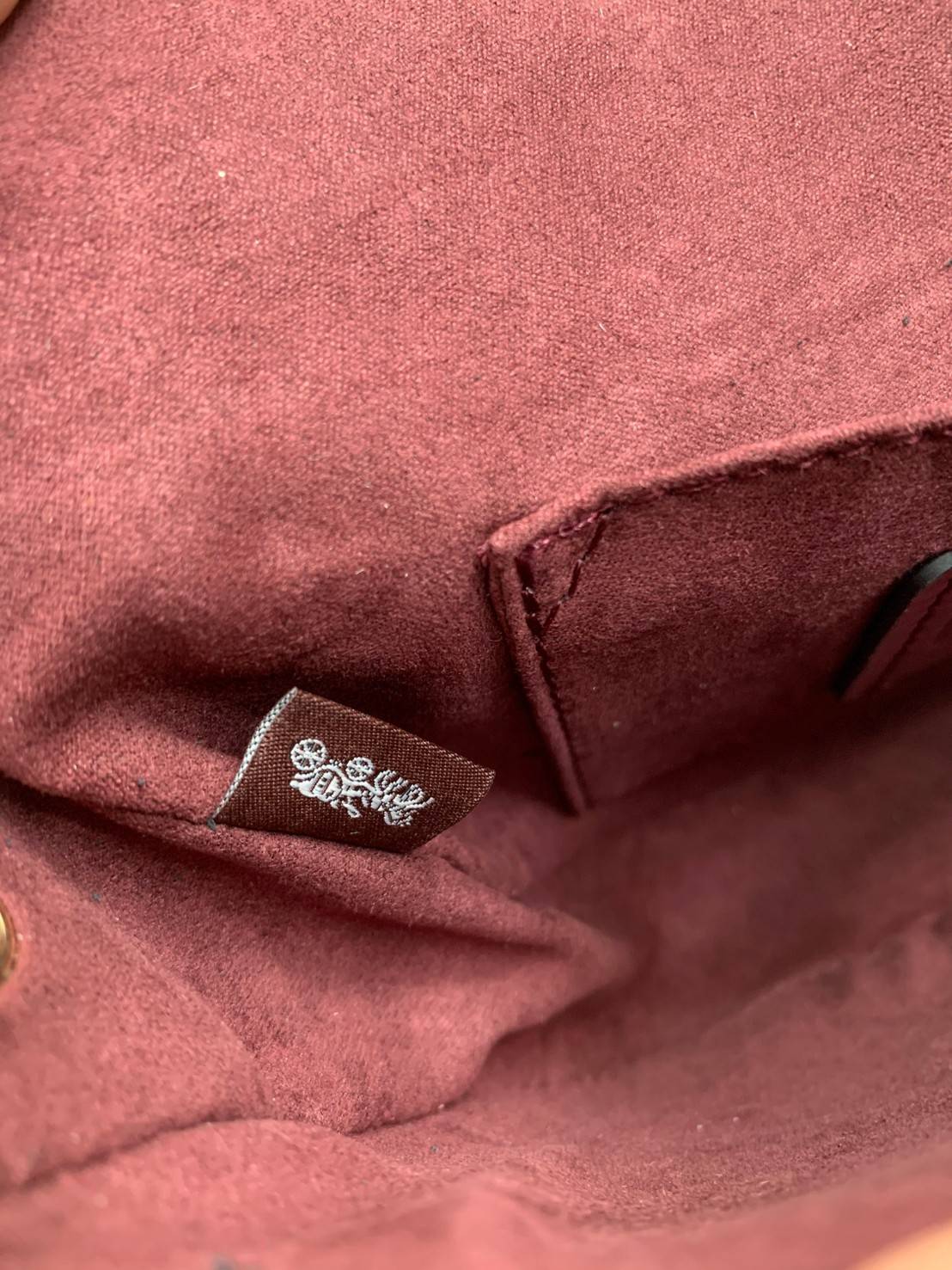 พร้อมส่งที่ไทยครบทั้ง6สีค่ะ 😘 Coach Ellen Crossbody In Signature ((C1432)) กระเป๋าทรงฮาฟมูนรูปทรงคลาสสิก ออกแบบให้มีลักษณะโค้งมน ไม่ดูเป็นทรงแข็งจนเกินไป ดีไซน์และสีของกระเป๋ายังเรียบง่าย เข้าได้กับทุกชุด สะพายครอสบอดี้ร์//สะพายข้าง หรือถือแบบคลัท