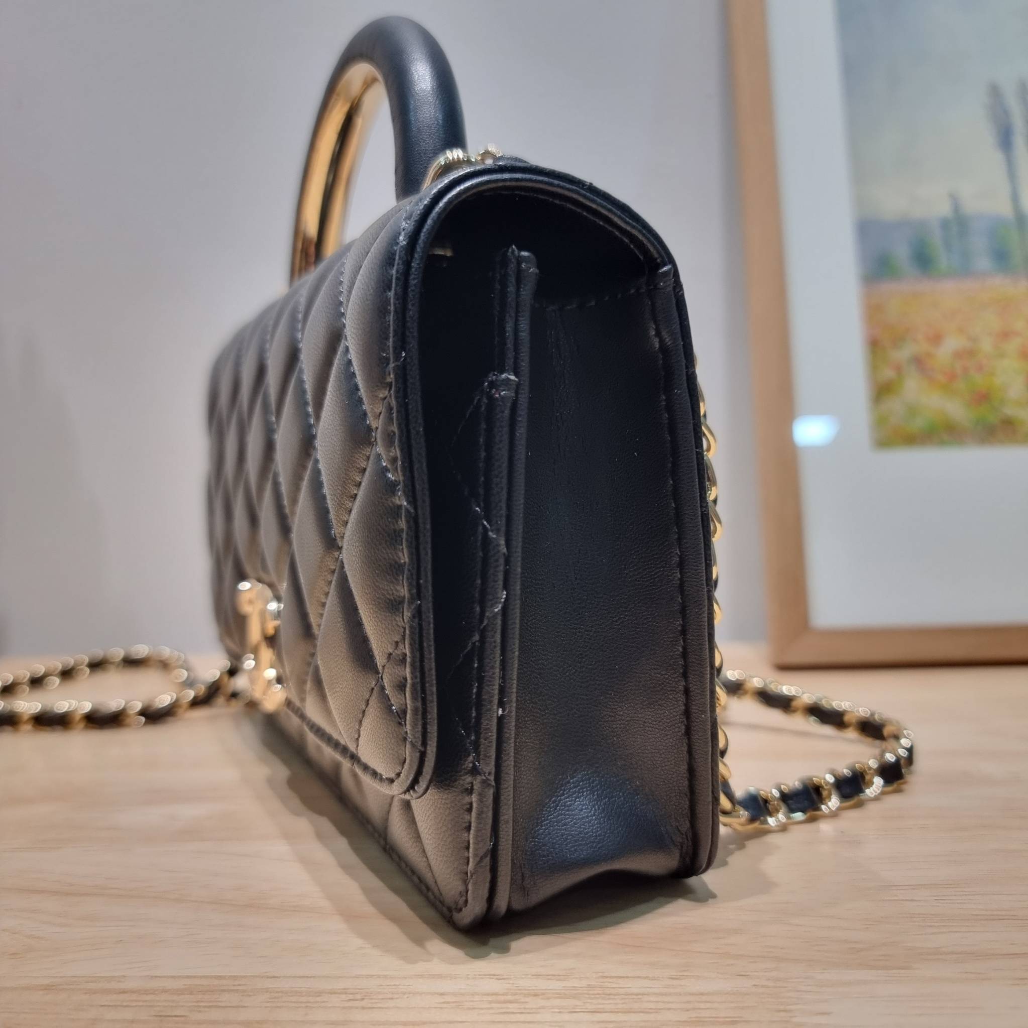 CHANEL woc with top handle black / CHANEL WALLET ON CHAIN กระเป๋าสะพายข้างไซส์กำลังดี สวยหรู ดีไซน์คลาสสิคผสานกิมมิคประจำแบรนด์ ทำให้ไอเท็มนี้เพิ่มมูลค่าขึ้นไปอีก สร้างสรรค์ตัวกระเป๋าด้วยหนังแกะ สัมผัสสบายมือ ใช้งานสะดวกด้วยกระดุมแม่เหล็ก ภายในกระเป๋าแบ่ง