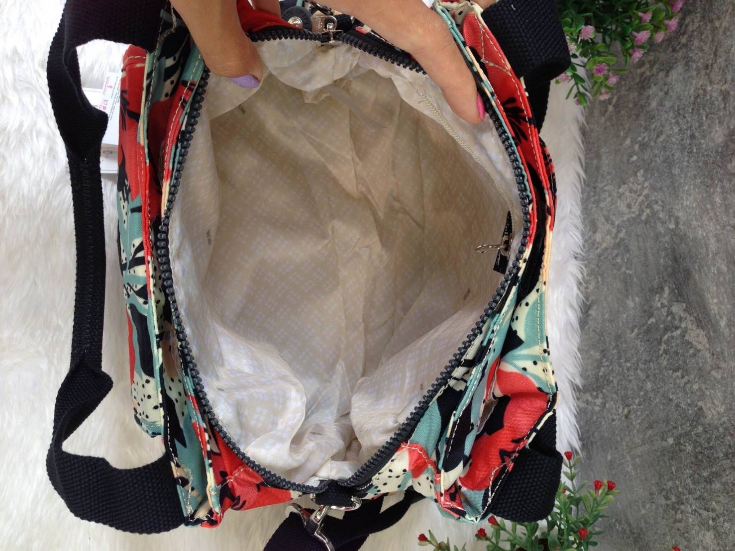 KIpling Felix Large Handbag Bag กระเป๋าถือหรือสะพายสไตล์ลำลองวัสดุ Nylon + Polyester 100% น้ำหนักเบามีหูหิ้วเเละสายสะพายยาวเลื่อนปรับระดับได้ถอดได้ เปิดปิดด้วยซิปสะดวกใช้ โลโก้เเบรนด์ มีช่องแบ่งถึง3ช่องเเยกเป็นสัดส่วน ด้านหน้าและด้านหลังมีช่องใส่ของเปิดปิ