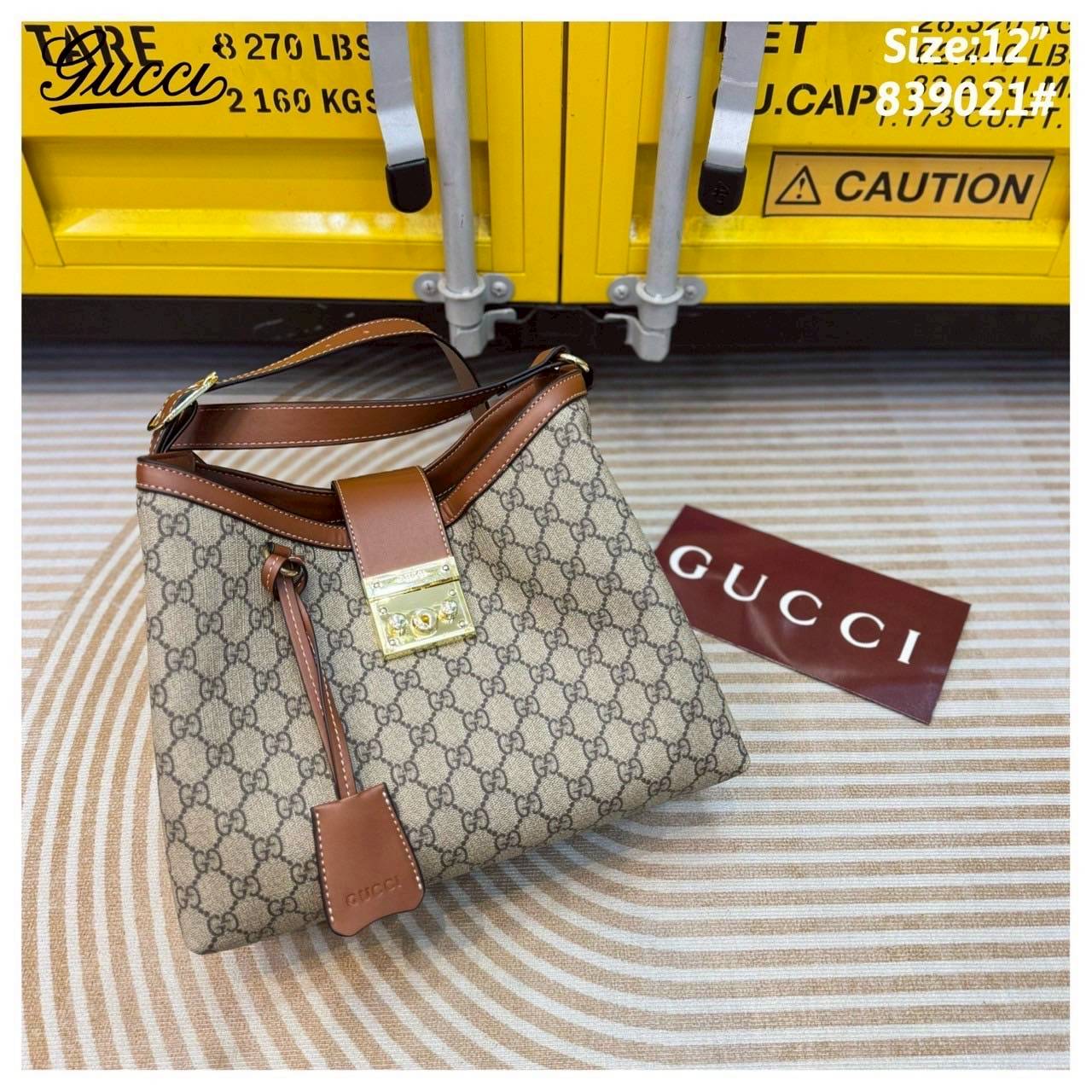 Gucci Padlock large shoulder bag กระเป๋าสะพายใบใหญ่ ในคอลเลกชั่น Pre-Fall 2025 แพดล็อกนำเสนอรูปทรงร่วมสมัยที่สามารถใช้งานได้หลากหลายสไตล์ สวยผู้ดีรูปทรงใช้งานง่าย วัสดุหนังแคนวาส