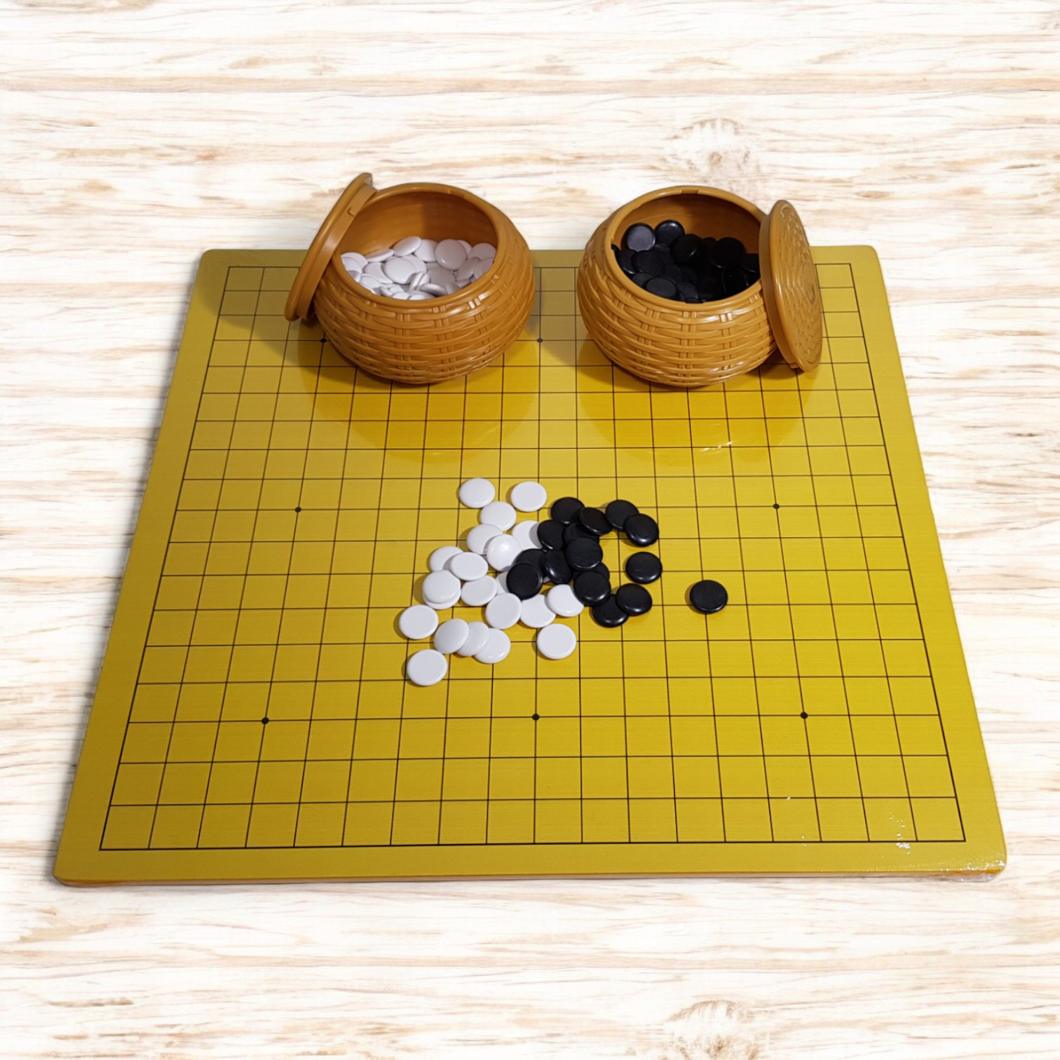 ชุดหมากล้อมพร้อมกระดานหนา0.8cm.(13x13,19x19เส้น)พร้อมเม็ดนูนด้านเดียวและโถทรงหวาย
