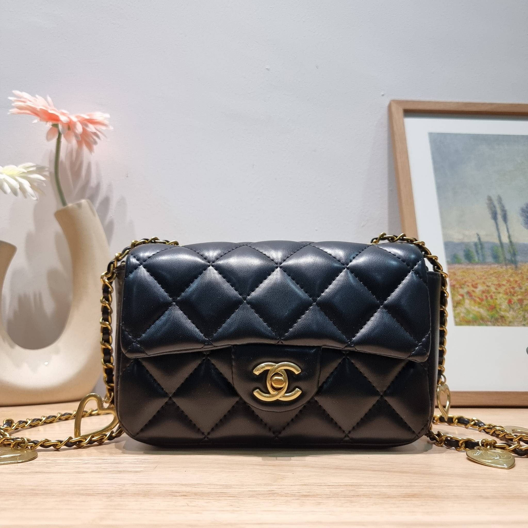 CHANEL GIFT SET สุดหรูชวนให้สะสมส่งท้ายปี กับไอเท็มลิมิเต็ดและ best seller พร้อมเสิร์ฟครบชุด สุดคุ้ม มาพร้อมกระเป๋าสะพายถึง 2 ใบ เด็ดทั้งคู่ๆ วัสดุหนังวัว และยังไม่พอ มีกระเป๋าสตางค์แถมให้ไปอีก 1ใบ สวยครบจบในเซ็ทเดียว!!