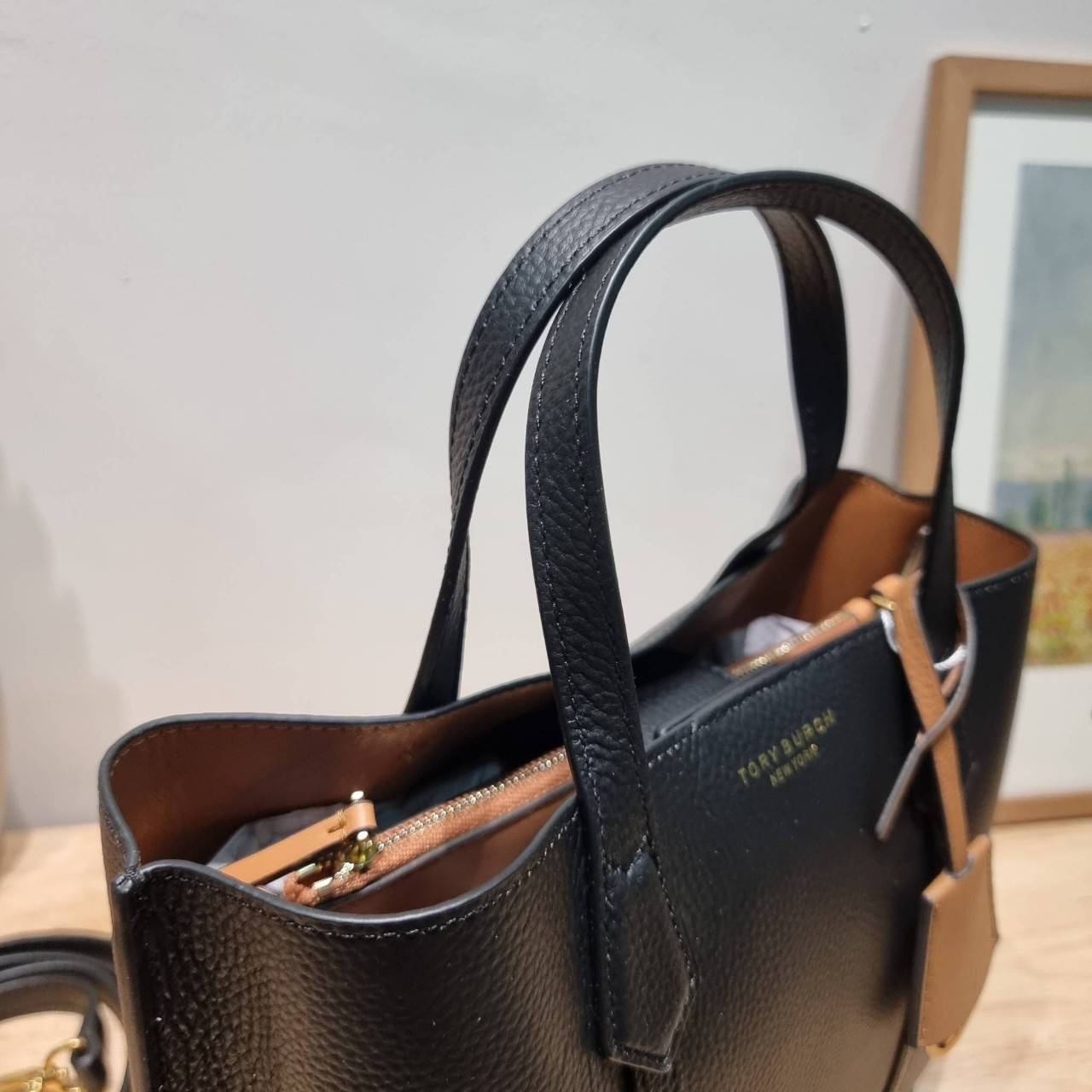 TORY BURCH PERRY SMALL TRIPLE COMPARTMENT TOTE BAG กระเป๋าโท้ทขนาดเล็ก รุ่นขายดี ทรงสวย ดีไซน์ออกมาให้ใช้งานได้ทุกลุค ทุกโอกาส สวยคมชัดทุกสี