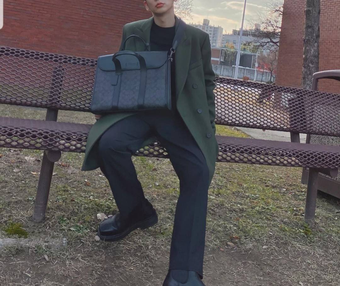 COACH METROPOLITAN PORTFOLIO IN SIGNATURE CANVAS (COACH 39775)🍁 เอาใจสาย smart กับรุ่นยอดฮิต ใช้งานได้ลงตัวสุดๆ ถือว่าเป็นอีกรุ่นที่ถามกันเข้ามาเยอะมากๆ และใช้งานได้ครบฟังก์ชั่นจริงๆ >>วัสดุแคนวาส สลับหนังแท้ หนังคุณภาพมากๆ มีสายสะพายยาว ถอด