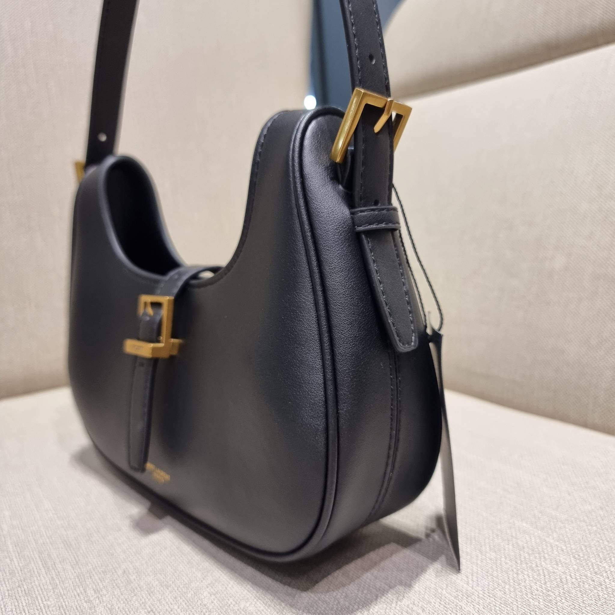 Yves Saint laurent le fermoir hobo bag in shiny leather / YSL hobo bag กระเป๋าสะพายไหล่ ดีเทลหรู สวยครบทุกมุม ตอบโจทย์สาวๆทุกไลฟ์สไตล์ เพราะใช้งานได้ง่ายและสะดวก vip พรีเมี่ยมกิ๊ฟจาก dytyfree วัสดุหนังวัวแท้เต็มใบ สัมผัสดีงามมากๆ น้ำหนักเบา ดูแพงที่สุด ปา