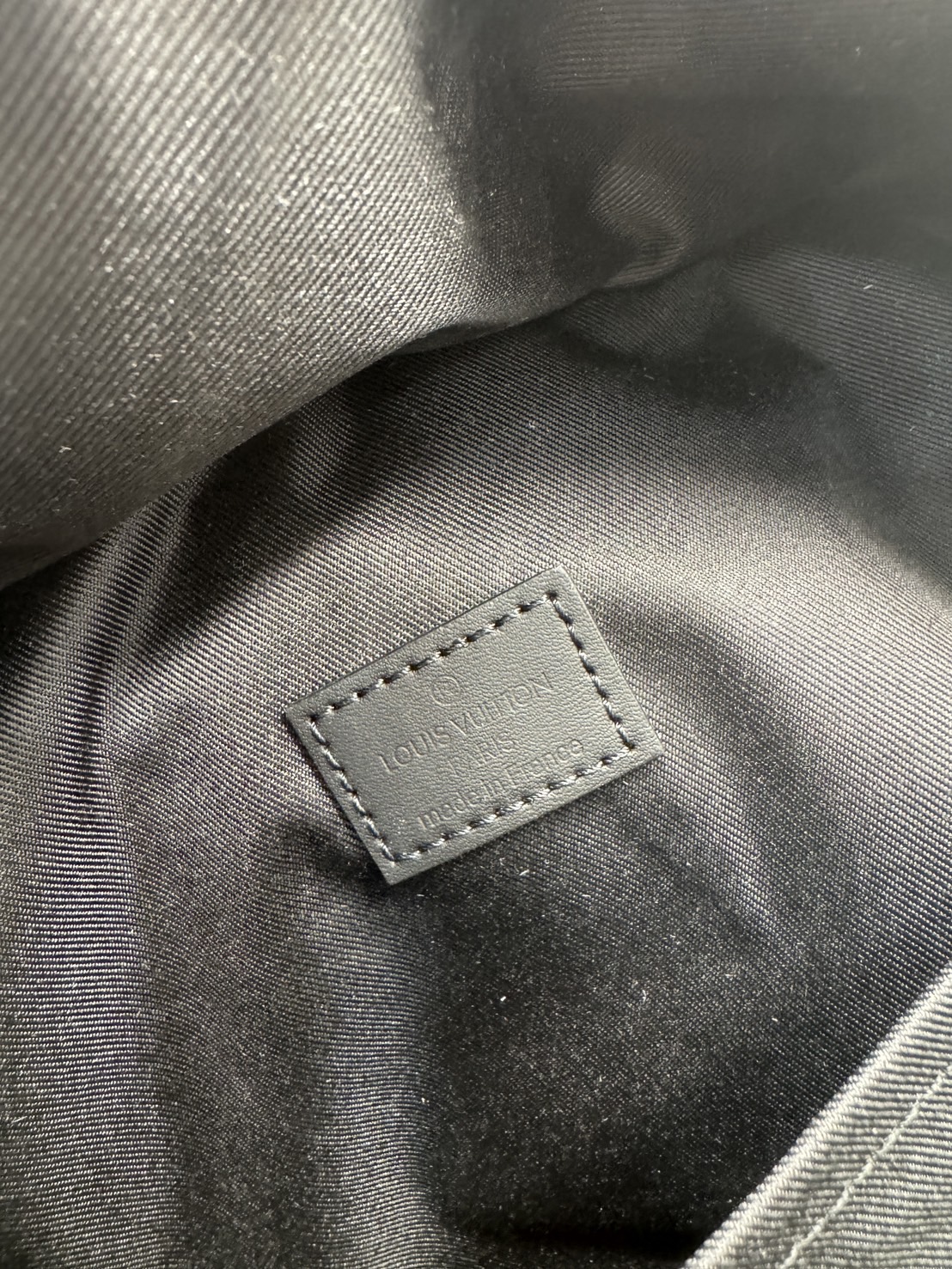 LV Racer Backpack กระเป๋าเป้สะพายหลัง รุ่นนี้สะท้อนถึงความสปอร์ตและเทห์ด้วยหนัง Monogram Shadow หนังแท้เนื้อนุ่มสีดำสง่างาม