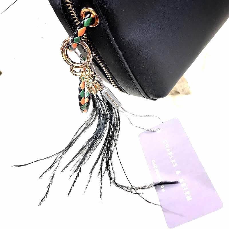 พร้อมส่งอีกครั้งตามคำเรียกร้อง! CHARLES & KEITH DUO-ZIP SLING BAG กระเป๋าสะพายรุ่นชนช็อปหนังสวยอยู่ทรง ด้านหน้าปั๊มโลโก้แบรนด์ประดับพู่ฟรุ้งฟริ้งดูมีดีเทลโดดเด่นที่สายสะพายยาวลวดลายสุดชิค เปิดปิดด้วยซิปหัวซิปปั้มโลโก้ ภายในมีช่องใส่ iphone7+และของจุกจิกได