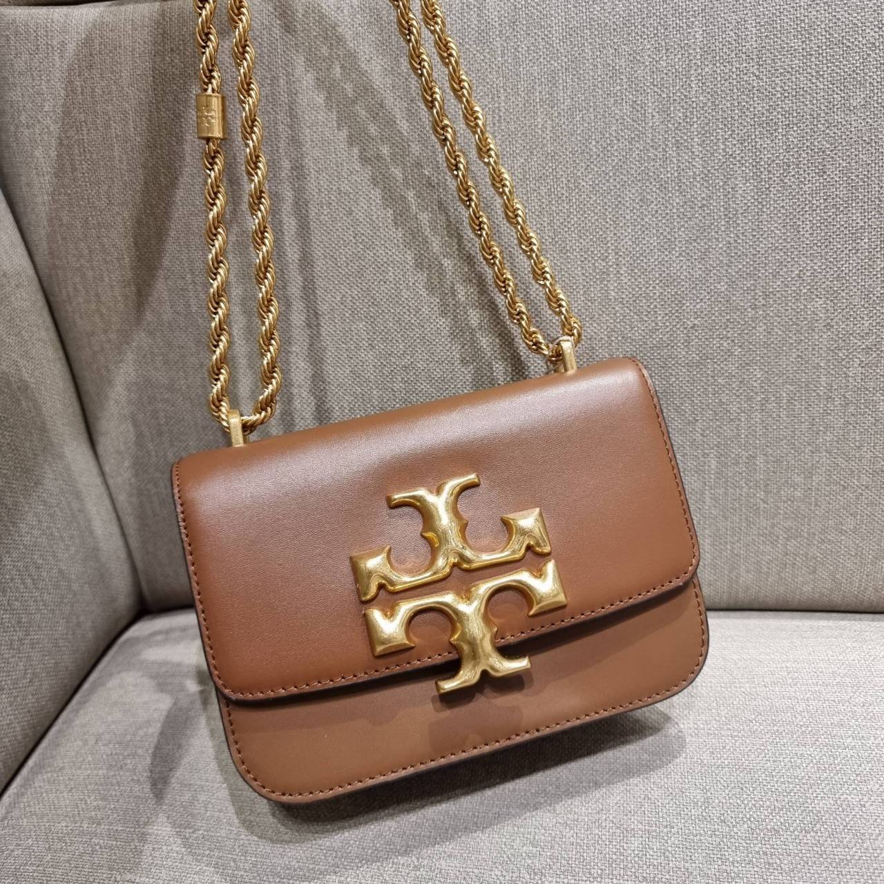 TORY BURCH ELEANOR SMALL CONVERTIBLE SHOULDER BAG ฮอตไอเท็ม รุ่นนี้ขายดีขายหมด คัมแบค!! สวยหรู คุณหนู ผู้ดี!! หายากมากที่สุด!! กระเป๋าสะพายข้าง ดีไซน์อยู่ทรง ขนาดกำลังสะดวกใช้สำหรับสาว วัสดุหนังแท้เต็มใบ สีทูโทน เปิด-ปิดด้วยแถบแม่เหล็ก ภายในแบ่งสัดส่วนได้