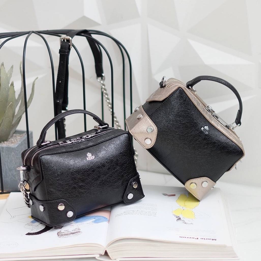 New in KEEP ' Baleny' กระเป๋าทรงหมอนที่ดีไซน์ออกมาสุด Chic สวยแบบไม่จำเจ ขนาดมินิกะลังดี หนัง ลายเอกลักษณ์ ตัดกับอะไหล่เงินได้ ลุคคูลๆ แต่งชุดไหนก้อ แมทช์แน่นอนค่า ปากกระเป๋ามีช่องซิป 2 ด้านแบ่งเก็บของได้สะดวกมากมีซิปปิดอย่างดี หางซิป 2 ทาง รูดใ