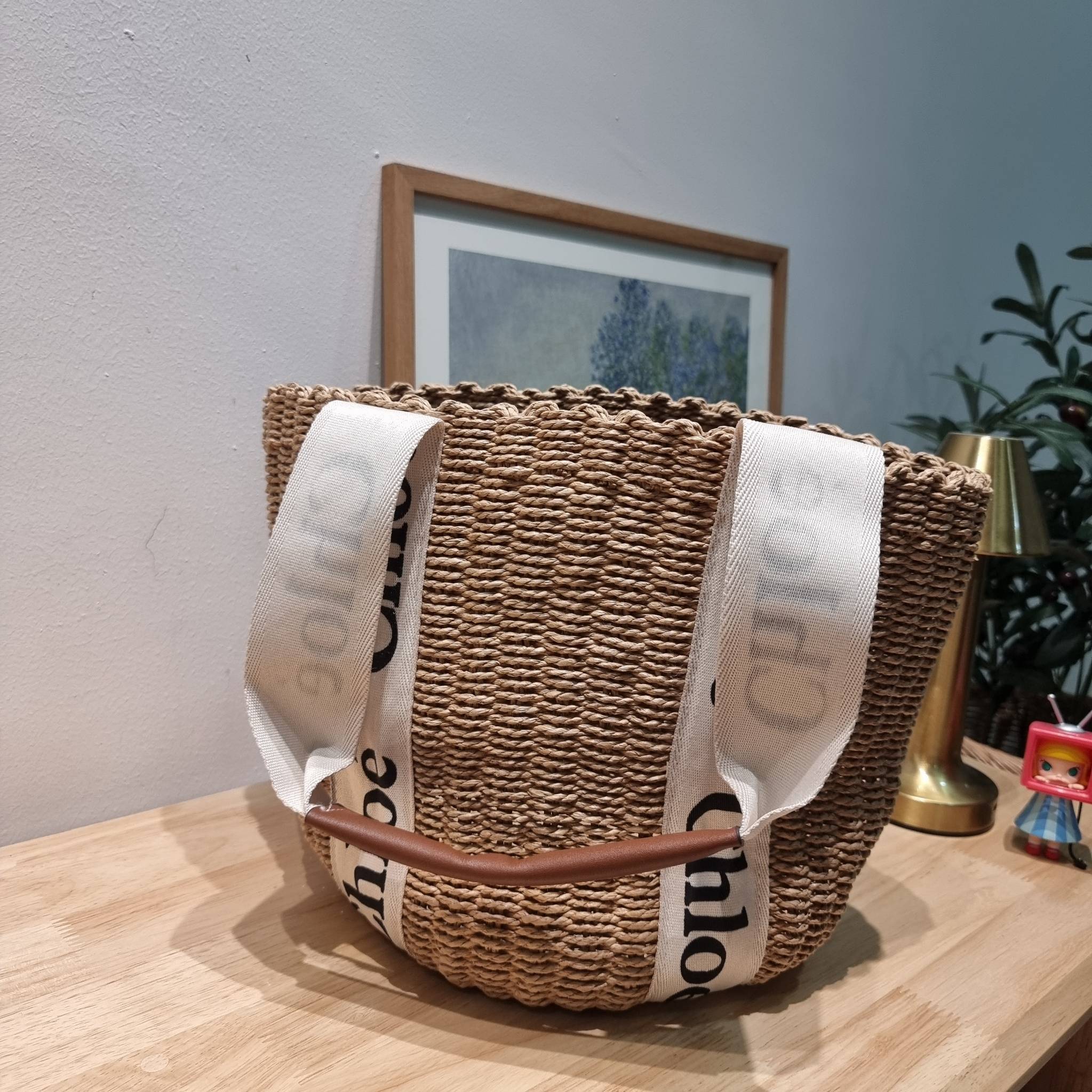 CHLOE LARGE WOODY BASKET กระเป๋าสะพายสานทรงตะกร้า ยอดฮิตติดลมของแบรนด์ ด้วยวัสดุสังเคราห์จากธรรมชาติ สานทอเต็มใบออกมาเป็นลวดลายสวยงาม