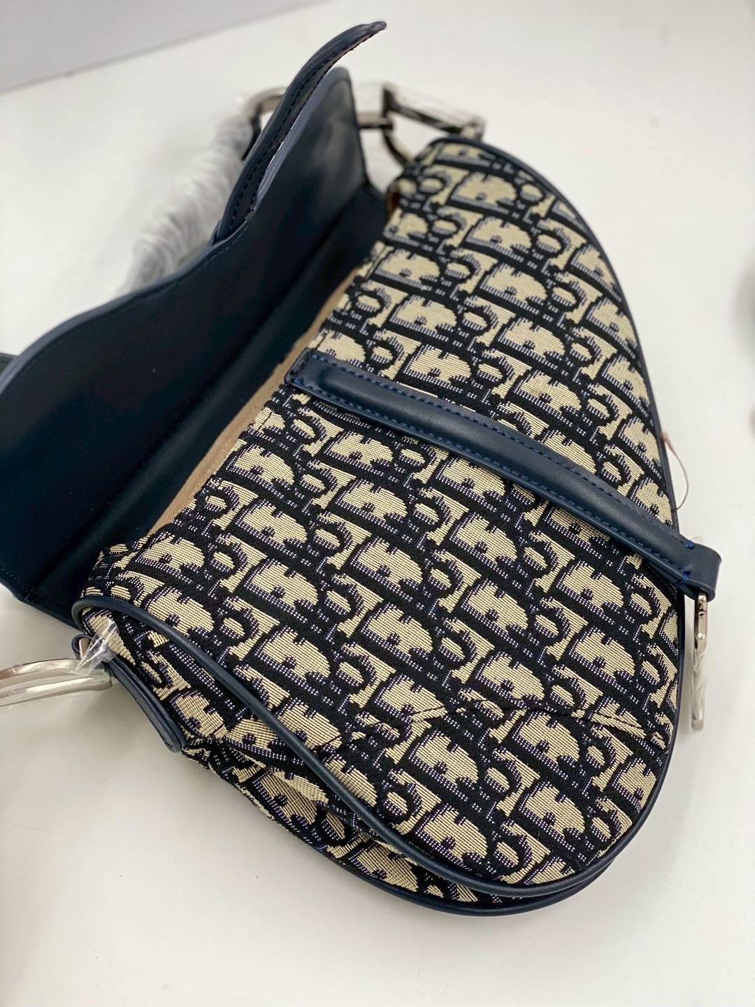 ORI หนังแท้ | DIOR Saddle Bag with Strap กระเป๋าถือ/สะพายทรงอานม้า รุ่นยอดนิยมที่มีเอกลักษณ์สวยงามเหนือกาลเวลา รุ่นใหม่ฝาพับแบบหนัง