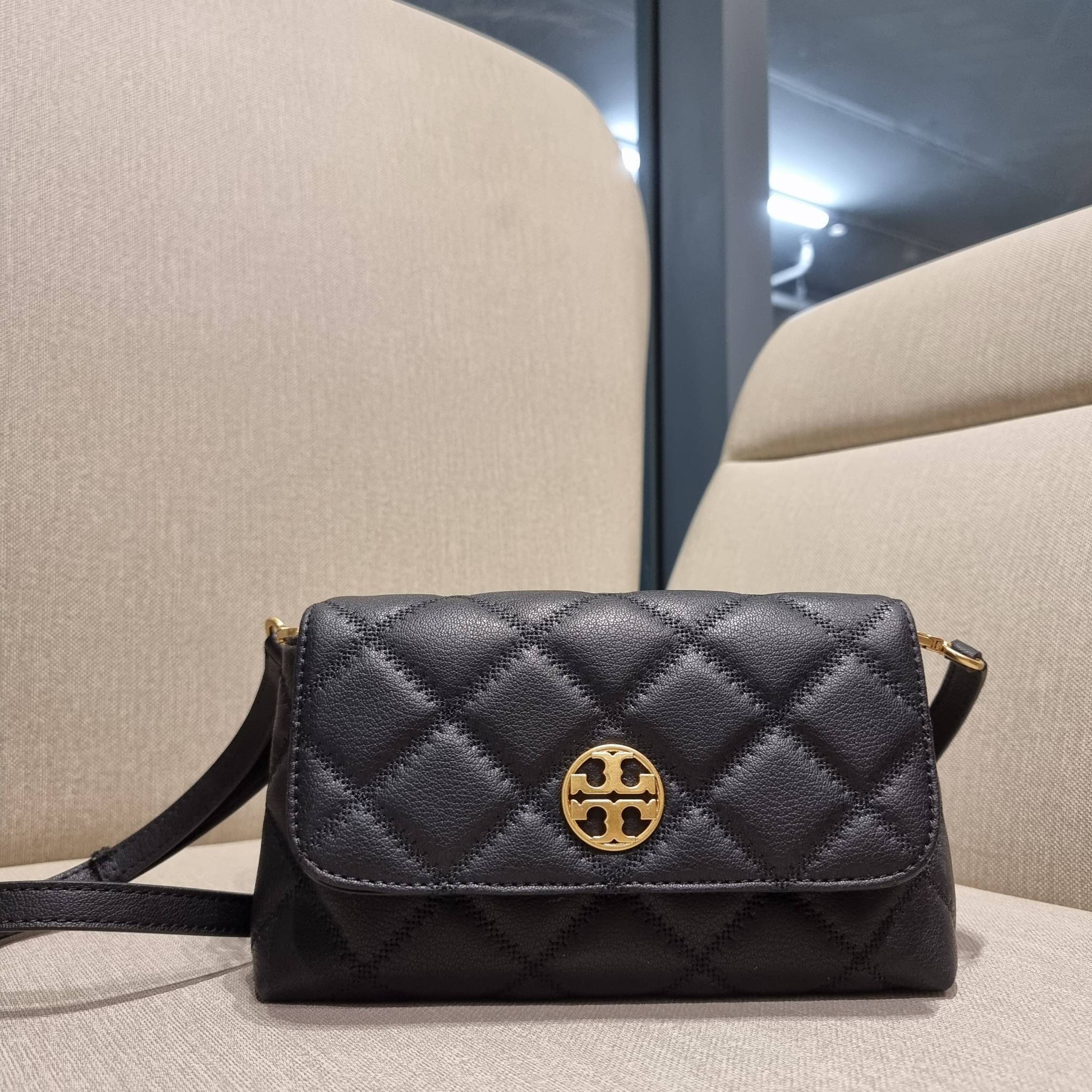 TORY BURCH WILLA MINI SHOULDER BAG ใหม่ล่าสุด พร้อมเสิร์ฟไม่ต้องรอพรีฯ กระเป๋าสะพายดีไซน์เลิศ ทรงสวย กะทัดรัด สะพายคล่องตัว ดีไซน์บุนวม เส้นคมสวยหรู