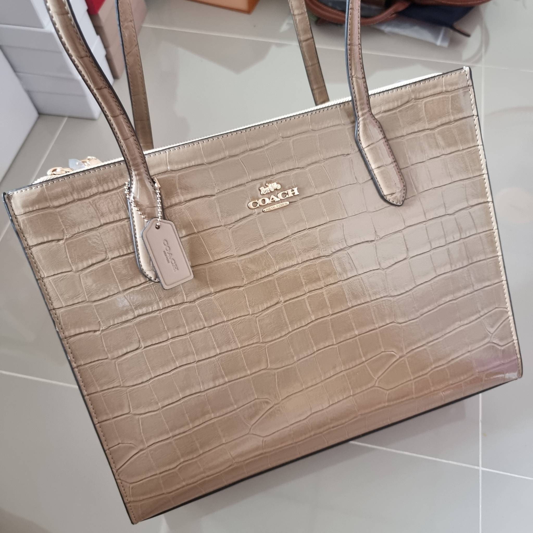 COACH NINA CARRYALL CL654 / COACH Nina Tote Bag พร้อมส่ง 2 สี กระเป๋าโท้ทสะพายไหล่ ใบใหญ่ คอลเลคชั่นใหม่ ตอบโจทย์คนที่ชอบใส่ของเยอะๆได้อย่างดี ดีไซน์รูปทรงคลาสสิค เรียบหรู