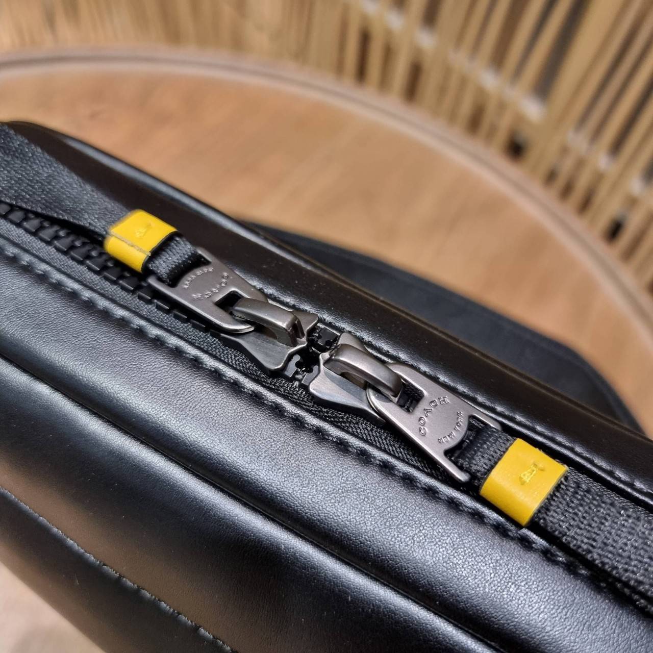 COACH EDGE CROSSBODY WITH CAMO PRINT ((2381, 2373)) ความเท่ never die!! กระเป๋าครอสบอดี้ทรงยอดฮิต ที่หนุ่มๆไม่ควรพลาด รูปทรงดีไซน์คลาสสิค ใช้งานง่าย วัสดุหนังแท้ตกแต่งตาข่ายพร้อมลายพริ้นท์ด้านหน้า สุดคูล!! ตัวกระเป๋ามีซิปหลัก และซิปด้านหน้า พร้อมช่องแยกด้