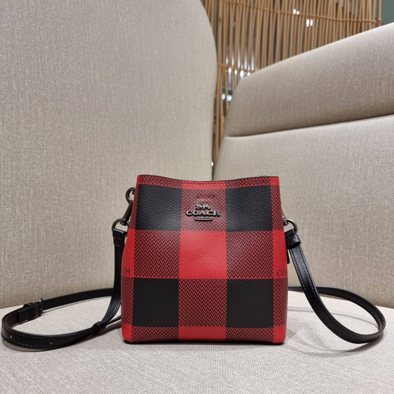 COACH MINI TOWN BUCKET BAG IN SIGNATURE CANVAS WITH VINTAGE MINI ROSE PRINT ((7270 7268 7267)) คอลเลคชั่นใหม่ล่าสุด!! น้องสาวคนสวยมาแล้วจ้า สดใสต้อนรับเทศกาลคริสต์มาส 🎅🎄 กระเป๋าบัคเก็ต ไซส์มินิ ใบจริงน่ารักม้าก!! น่าใช้แบบที่สุด วัสดุหนังแ