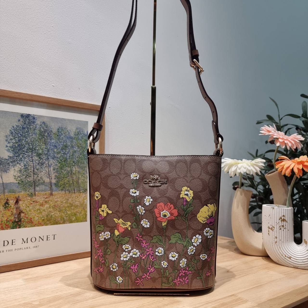 COACH CR155 SOPHIE BUCKET BAG IN SIGNATURE CANVAS WITH FLORAL PRINT กระเป๋าทรงบัคเก็ต ที่มีดีไซน์ลวดลายดอกไม้น่ารักน่าใช้ เกรดท็อปออริ 1:1 สลับแท้