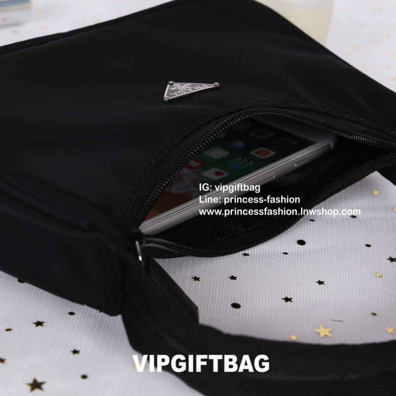 Prada nylon mini shoulder bag สินค้า Premium gift จากเค้าเตอร์แบรนด์ต่างประเทศ แท้ 💯 กระเป๋าถือหรือสะพายไหล่ size mini กำลังน่ารัก วัสดุทำจากผ้า nylon คุณภาพดีตามแบบฉบับแบรนด์เลยค่ะ อะไหลเงิน น้ำหนักเบา เปิดปิดด้วยซิป ใส่กระเป๋าสตางค์ใบสั้น,มือถือ