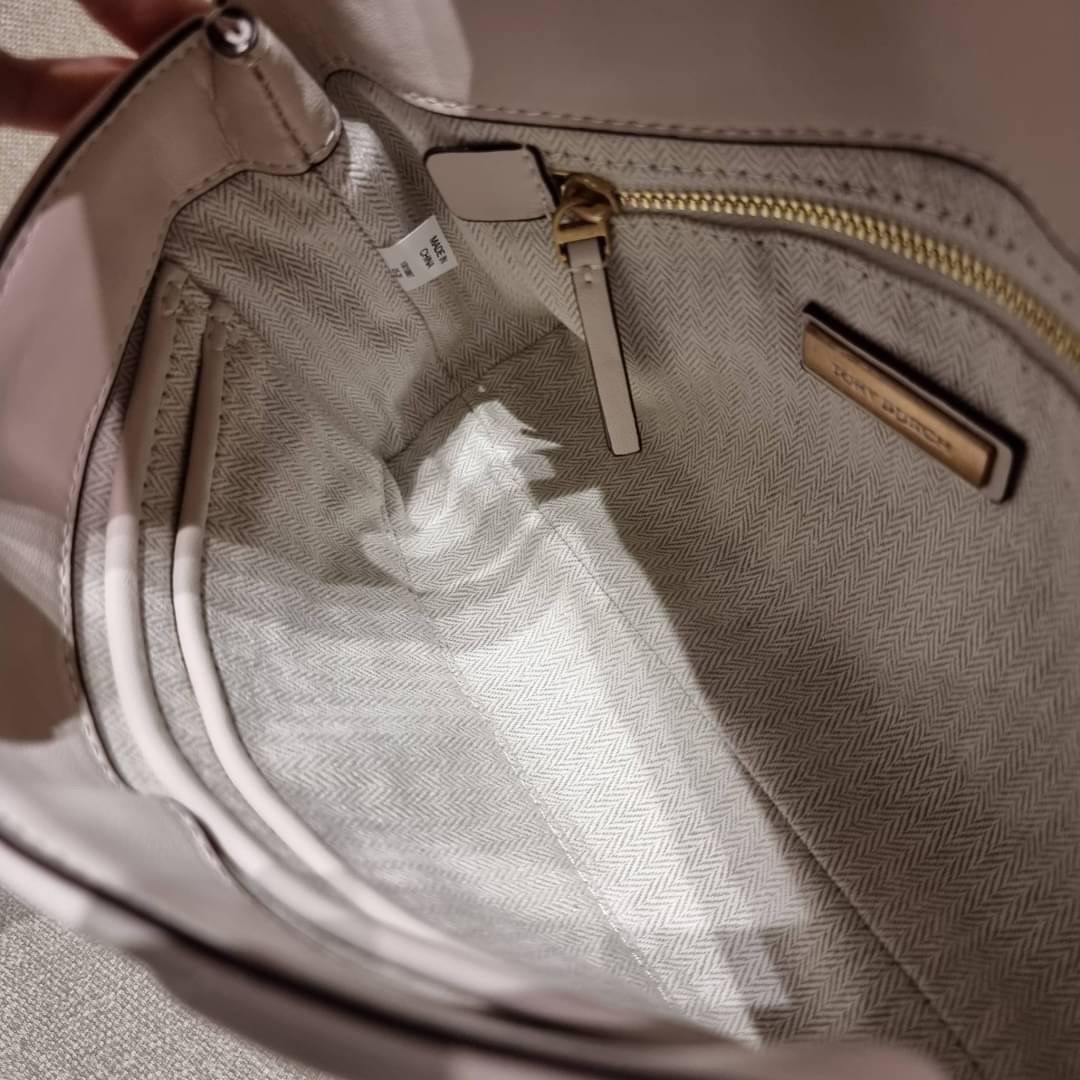 TORY BURCH KIRA CHEVRON CONVERTIBLE SHOULDER BAG (SMALL / MEDIUM) กระเป๋าสะพายรุ่นยอดฮิต ไซส์คลาสสิค ที่ใช้ยังไงก็ดูหรู ดีไซน์เฉพาะตัว วัสดุหนังแกะ สัมผัสนิ่ม เปิด-ปิดด้วยกระดุมแม่เหล็ก ภายในเป็นช่องโล่ง ใส่กระเป๋าสตางค์ มือถือ เครื่องสำอางค์ พาวเวอร์แบงค