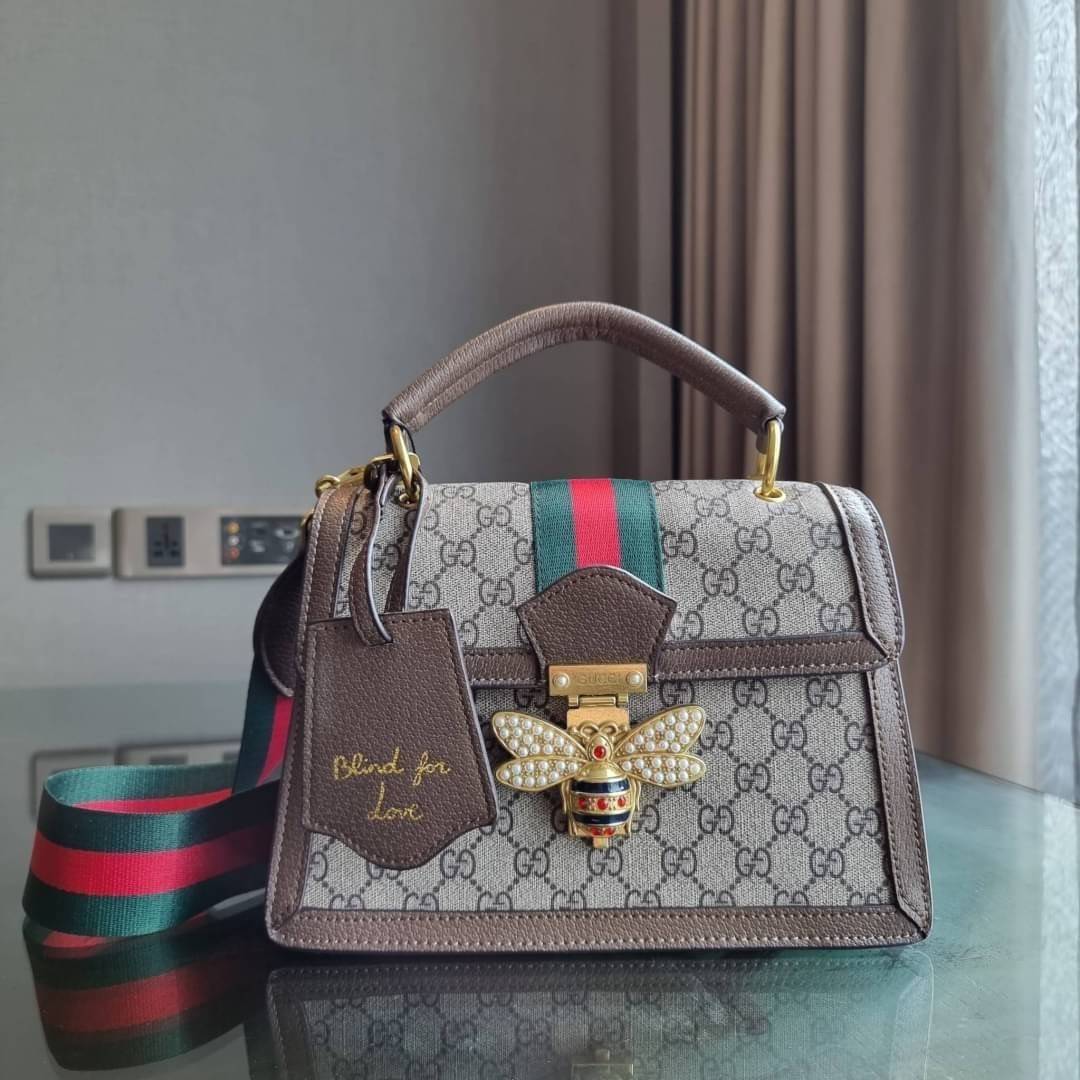 VIP 】กลับมาแล้วจ้า อีกรุ่นพรีเมี่ยมกิ๊ฟสุดฮิต!! หรู ดูผู้ดี!! GC CROSSBODY STRAP BAG WITH GWP กระเป๋าสะพายข้าง ดีไซน์สวย โดดเด่นไม่ซ้ำใคร วัสดุหนังแคนวาส เปิด-ปิดด้วยตัวกดล็อครูปผึ้ง (ผึ้ง) น่ารักมากๆ!! แถมฟรี!! แท็กพวงหนังห้อยเก๋ๆ ภายในกระเป๋าเป็นช่องโล่