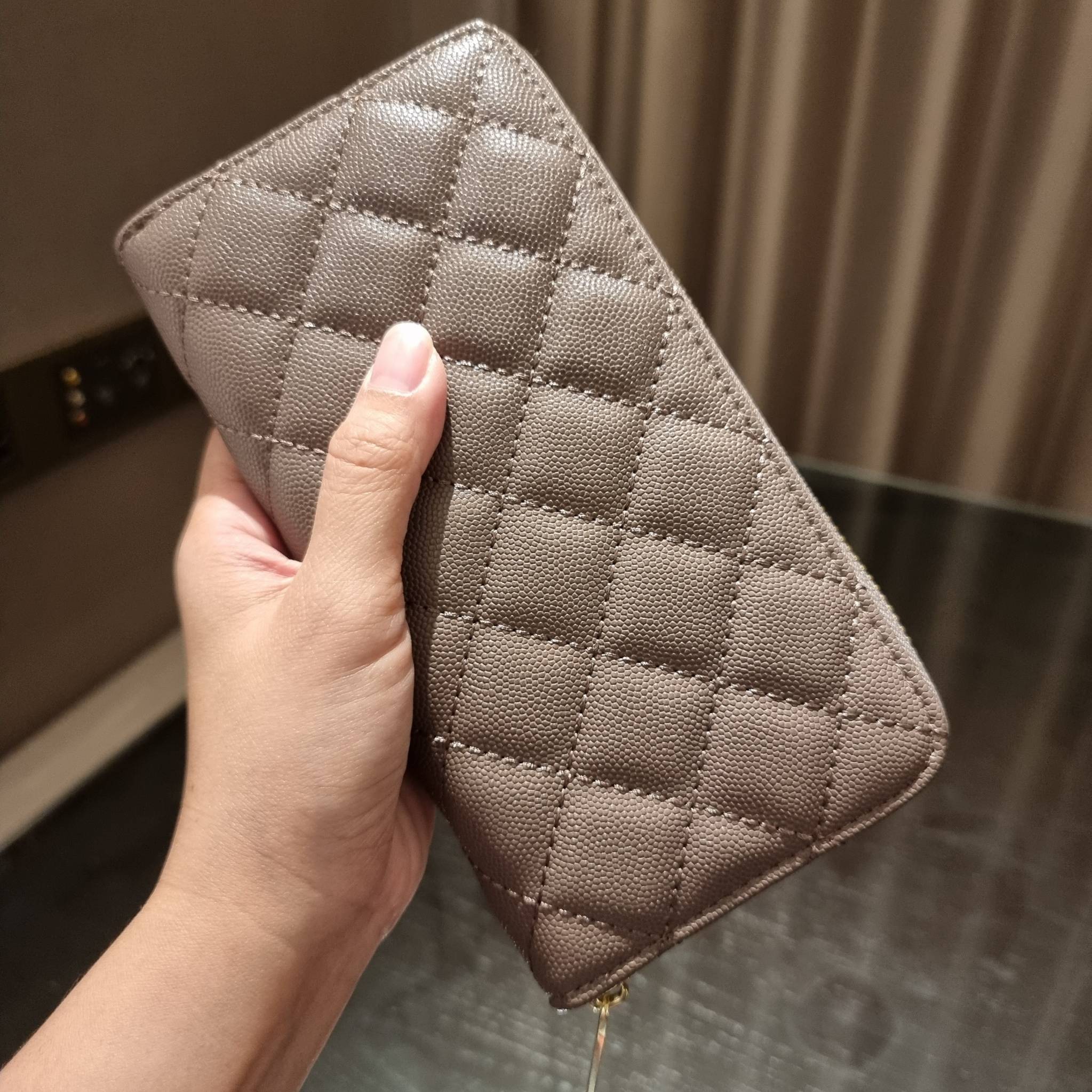 VIP 】กระเป๋าสตางค์ใบยาวรุ่นซิปรอบ สวยรับทรัพย์จาก Chanel วัสดุหนังลายคาร์เวีย ใช้แล้วขับผิวสุดๆ เปิด-ปิดด้วยซิปรูดรอบใบ ใช้งานง่าย ภายในกระเป๋ามีช่องใส่บัตรได้ ใส่ธนบัตรหรือเหรียญได้ มีช่องซิปแยกอีกหนึ่งช่อง ดีไซน์เรียบหรูแบบนี้ สาวๆห้ามพลาดกันน้า!! ซื้อใ