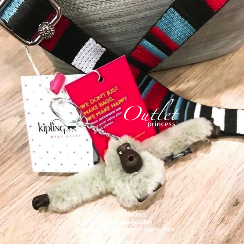 KIPLING SABIAN CROSSBODY BAG กระเป๋าสะพายรุ่นชนช็อปวัสดุ Nylon&Polyester 100% ขนาดกำลังน่ารัก เปิดปิดด้วยฝาปิดกระดุมแม่เหล็กและซิปแบรนด์ ด้านหน้ามี1ช่องซิป พร้อมพวงกุญเเจลิงน้อย ภายในมีโลโก้ ช่องซิปและสายคล้องพวงกุญแจ มีสายสะพายยาวหลากสีเลื่อนปรับระดับได้