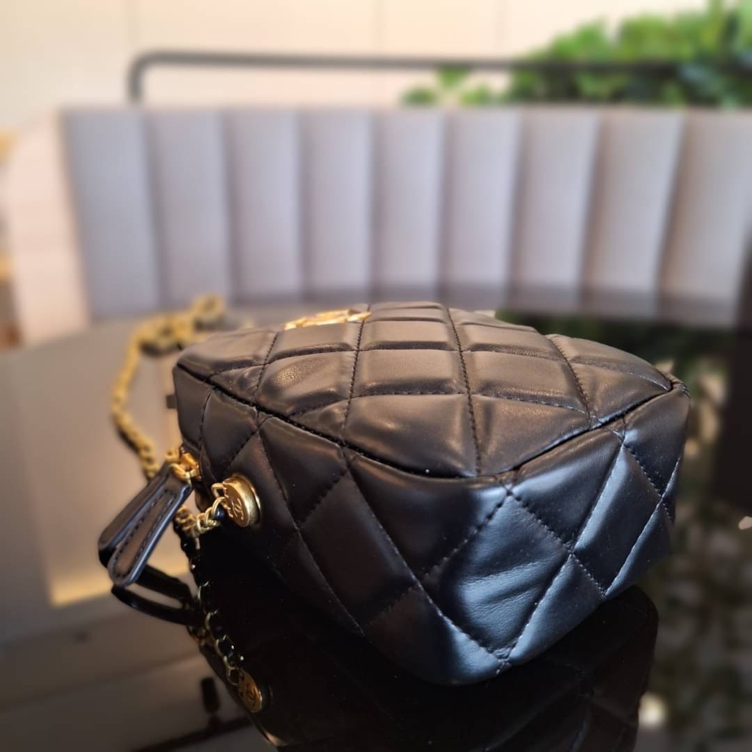 กระเป๋าสะพายข้างทรงยอดนิยม สวยหรู CHANEL VIP แบรนด์ดัง ตัวกระเป๋าหนังนิ่ม ขนาดกำลังน่ารัก อะไหล่ทองเข้มวินเทจ ด้านหน้าประดับโลโก้แบรนด์สีทอง