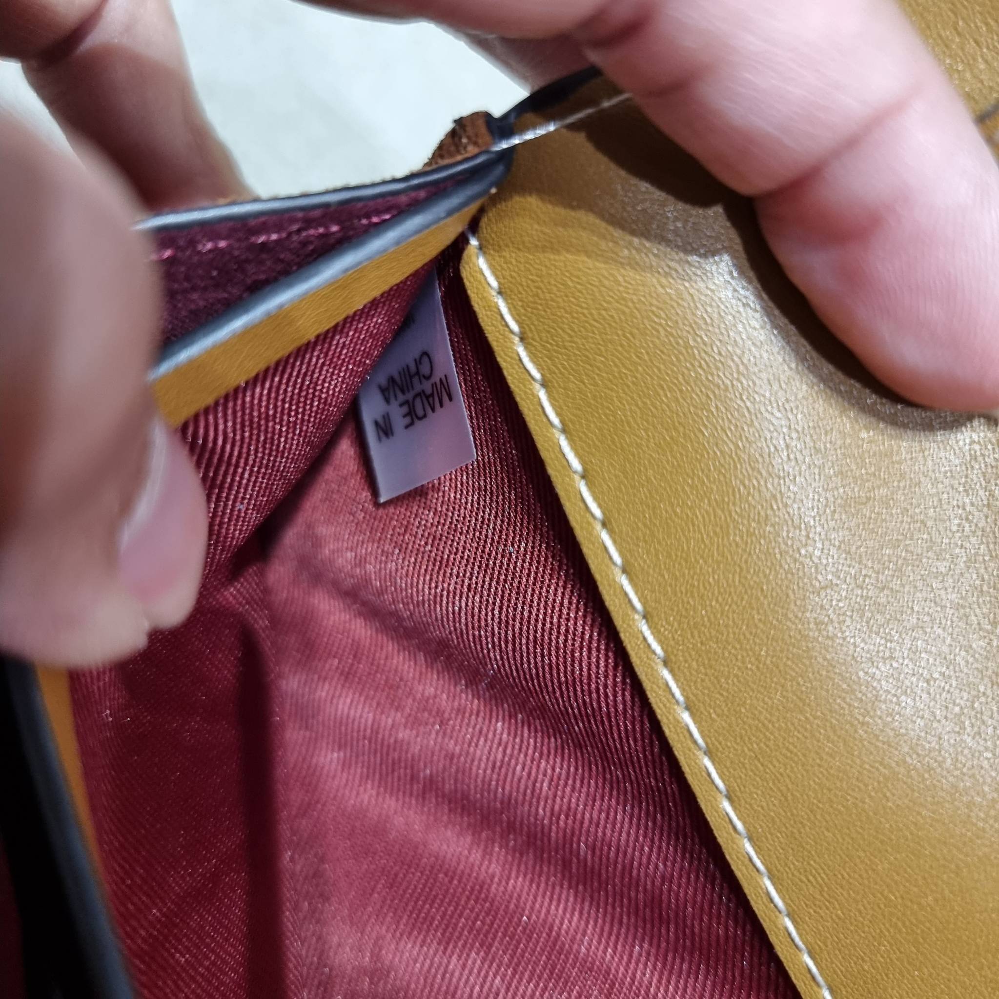 TORY BURCH T MONOGRAM JACQUARD CROSSBODY WALLET best seller ของคอลเลคชั่นนี้ ต้องไม่พลาด กับกระเป๋าสะพายกึ่งกระเป๋าสตางค์ ที่ช่วยให้ชีวิตง่ายขึ้น วัสดุผ้า jacquard ตัดสลับหนังแท้ เปิด-ปิดแบบฝาปิดแม่เหล็ก ภายในใส่ธนบัตรได้ มีช่องใส่บัตร และยังมีช่องซิปอีกด