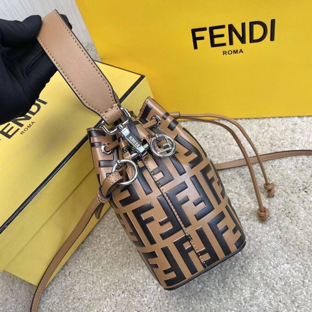 หนังแท้ 】Ori Fendi MonTresor mini Bucket Bag กระเป๋าถือหรือสะพายข้าง วัสดุหนังแท้ทรงขนมจีบ ลายแบรนด์ อะไหล่ทองหรูหรา จุของได้เยอะ น้ำหนักเบา ตั้งอยู่ทรง ด้านในโล่ง มี2สาย สายสั้น+ยาว ถอดสายได้ Crossbody ได้ สายยาวปรับระดับได้ คุ้มสุดๆ ใบนี้ไม่ควรพลาดค่ะ ด