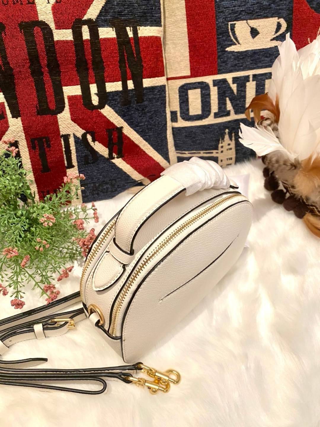 COACH SERENA SATCHEL CROSSBODY BAG กระเป๋าทรงโดมเล็ก น่ารัก แต่ใส่ของได้จุเลยทีเดียว!! มี2ช่องซิปหลัก ช่องค่อนข้างกว้าง สามารถใส่กระเป๋าเงินใบกลางได้;ของจำเป็นอื่นๆได้ครบเลยค่ะ มีช่องเล็กให้ใส่ของจุกจิก ด้านหลังมีช่องเล็กให้อีกช่องค่ะ พร้อมสายยาวถอดออกได้