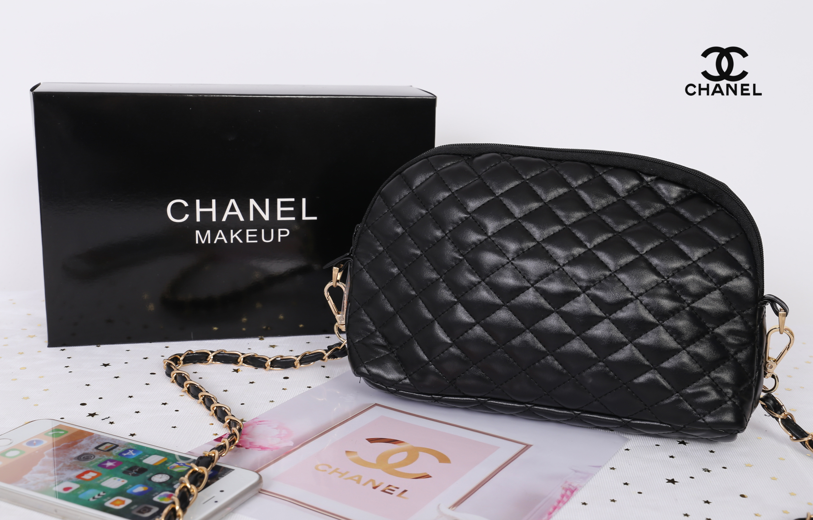 Chanel Quilted Leather Crossbody Bag with gift box สินค้าเป็นของแท้ ใหม่จากเค้าเตอร์เครื่องสำอาง/น้ำหอมแบรนด์ กระเป๋าแบรนด์ Chanel VIP Gift Bag ทำจากหนัง หัวซิปปั้มโลโก้แบรนด์ มาพร้อมสายยาว สายโซ่อะไหล่ทองยาว Crossbody สายถอดเก็บได้ ด้านในบุผ้า ปั้มแบรนด์