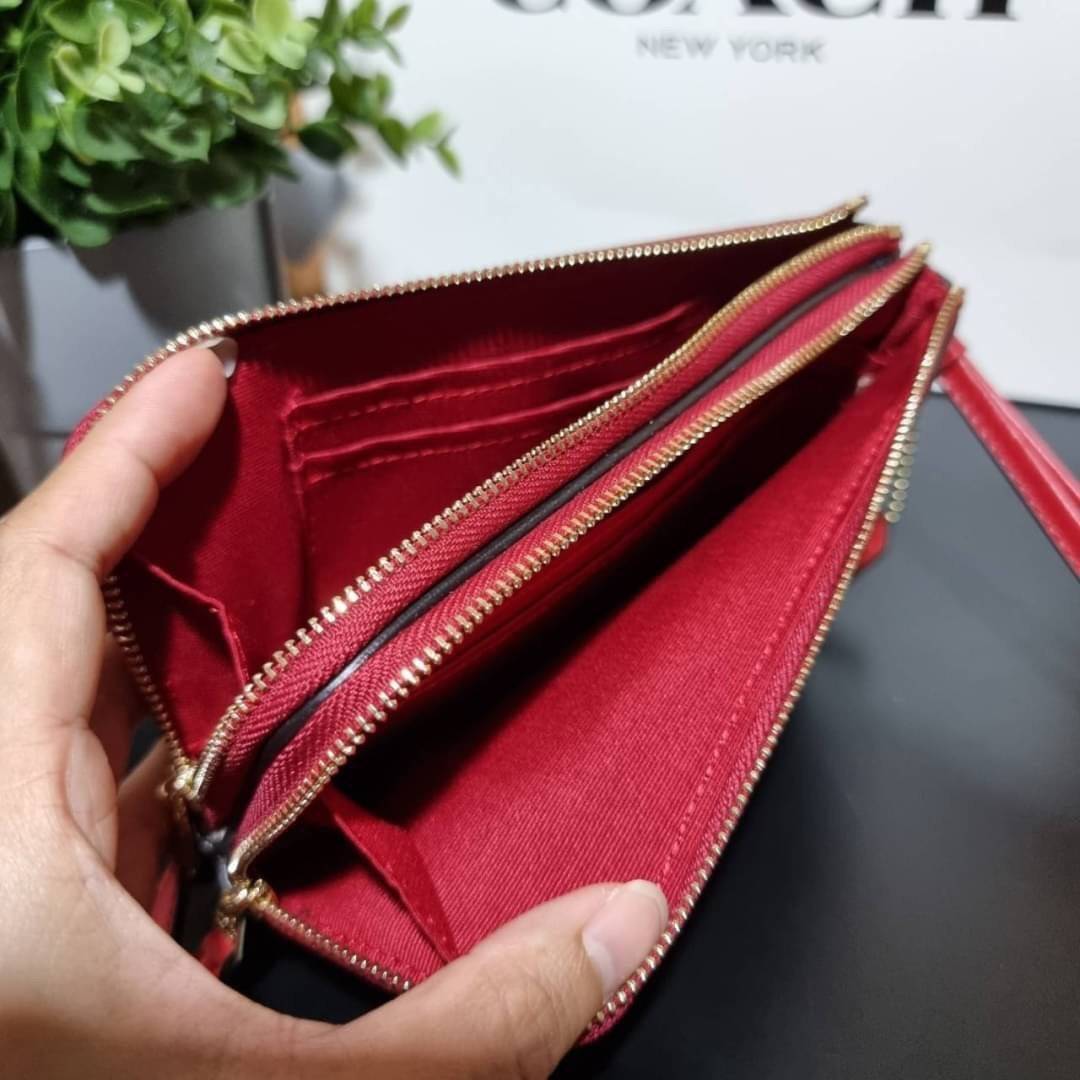 COACH F87591 DOUBLE CORNER ZIP WALLET IN SIGNATURE COATED CANVAS คล้องมือรุ่น 2 ซิป!! มาแล้วจ้า 🌟🤗 ไซส์นี้คือเหมาะมือจริงๆ พกง่ายเช่นเคย ไม่ต้องกังวลว่าจะเกะกะหรือกินพื้นที่กระเป๋าหลัก วัสดุหนังแคนวาสเคลือบลาย มีช่องหลักแยก 2 ช่อง ภายในบุผ