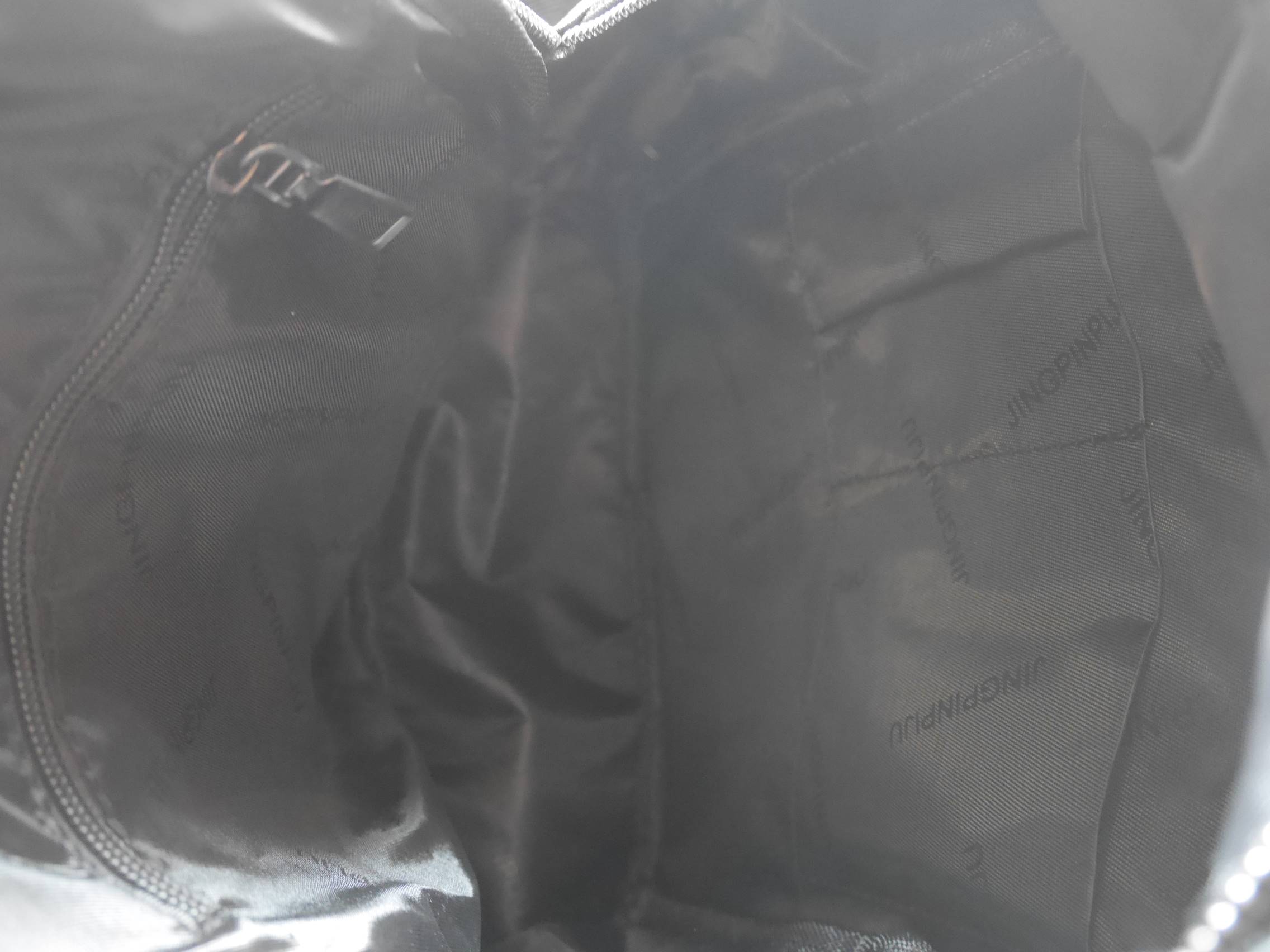 มากี่รอบๆก็หมดไวค้า♡ กระเป๋าเป้ทรงน่ารักจากงาน Premium gift สุดหรู แบรนด์ชาแนล โดดเด่นด้วย รูปทรงน่ารัก ขนาด size M กำลังดี หนังนิ่มม้ากกกก ด้านหน้าปั้มแบรนด์ด้วยหนัง PU ด้านในเปิดด้วยซิปโซ่ CC มีช่องใส่ของแบ่งเป็น 2 ช่องใหญ่ บุผ้า nylon ปั้มตรา fa