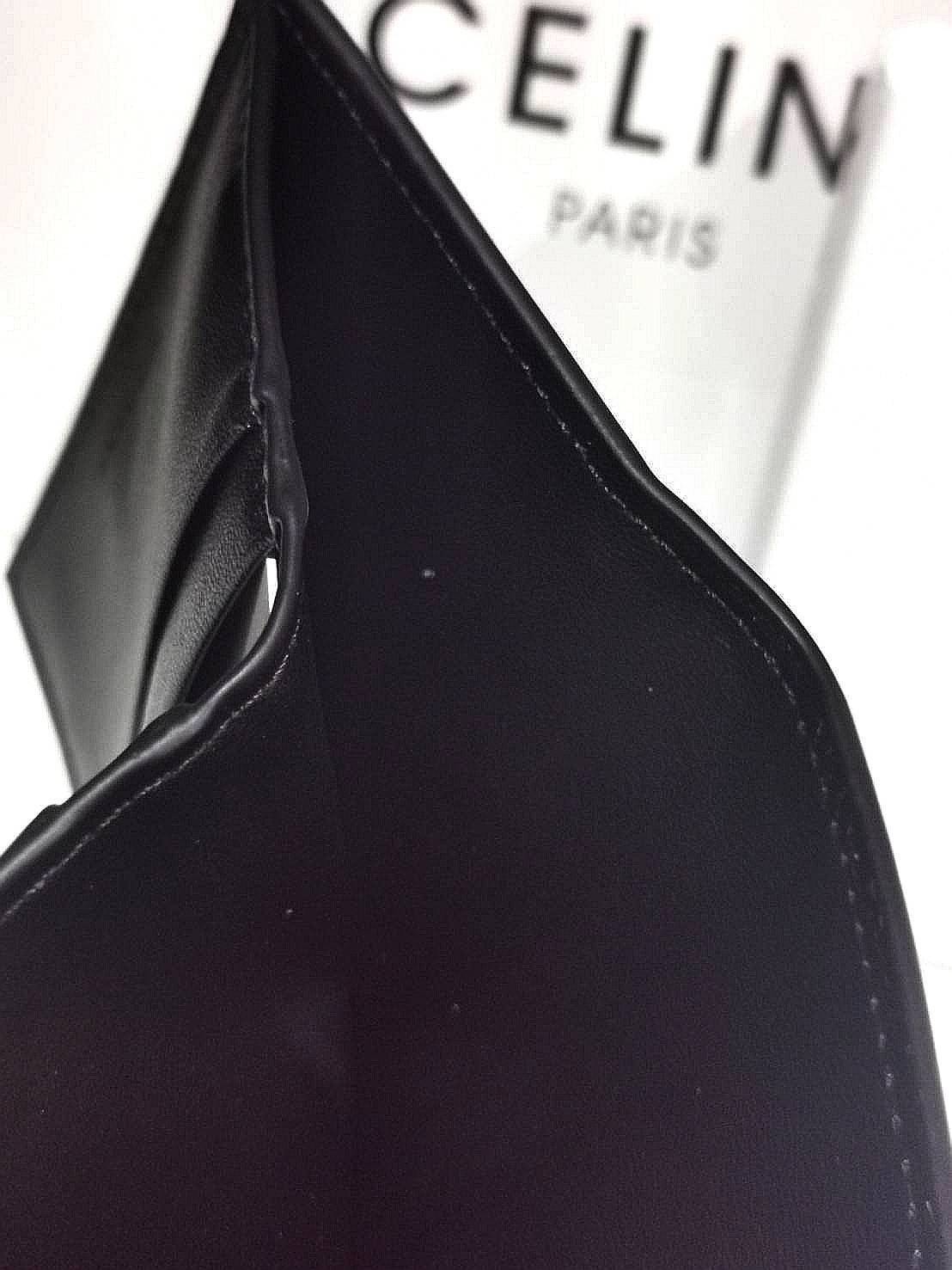 VIP 】CELINE SHORT WALLET VIP GIFT WITH PURCHASE GWP พรีเมี่ยมกิ๊ฟ Limited จาก CELINE HAUTE PARFUME DUTYFREE COUNTER วัสดุ Triomphe Canvas รุ่นใหม่เปิดปิดฝาพับกระดุม ภายในมีช่องแบ่งหลายช่อง ช่องใส่บัตรหลายช่อง ช่องใส่ธนบัตรใส่แบงก์พันได้เหมือนกระเป๋าสตางค์