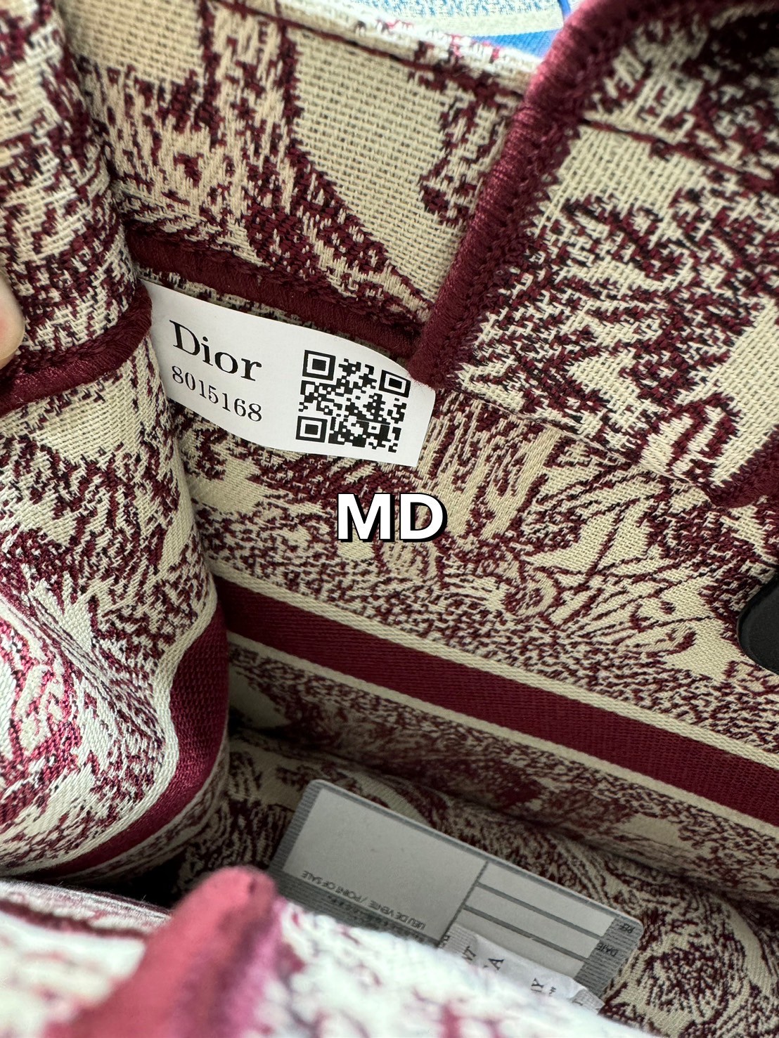 DIOR Small Book Tote Bag Toile de Jouy กระเป๋าทรงโท้ทปักลวดลายเป็นเอกลักษณ์ สะท้อนความงามตามแบบฉบับแบรนด์ หรูหราลงตัว งานผ้าฝ้ายปักทอขึ้นรูปสวยงาม