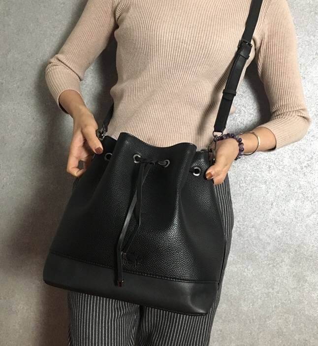 GUESS. DRAWSTRING BUCKET BAG WITH STRAP กระเป๋าถือหรือสะพายแบรนด์ดังรุ่นยอดนิยม วัสดุหนังแกะสังเคราะห์แบบนิ่มสวยอยู่ทรง ด้านหน้าประดับโลโก้ เปิดปิดแบบ Drawstring มาพร้อมสายสะพาย 2แบบ ทั้งสายสั้นสะพายไหล่และสายยาว crossbody ปรับระดับได้ ภายในกว้างมีช่องซิป