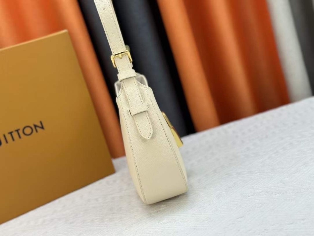 LV Low Key Shoulder Bag กระเป๋าถือดีไซน์เรียบหรูสไตล์ quiet luxury ตกแต่งแม่กุญแจ LV เกรดออริ 1:1 ใช้งานต่างประเทศได้