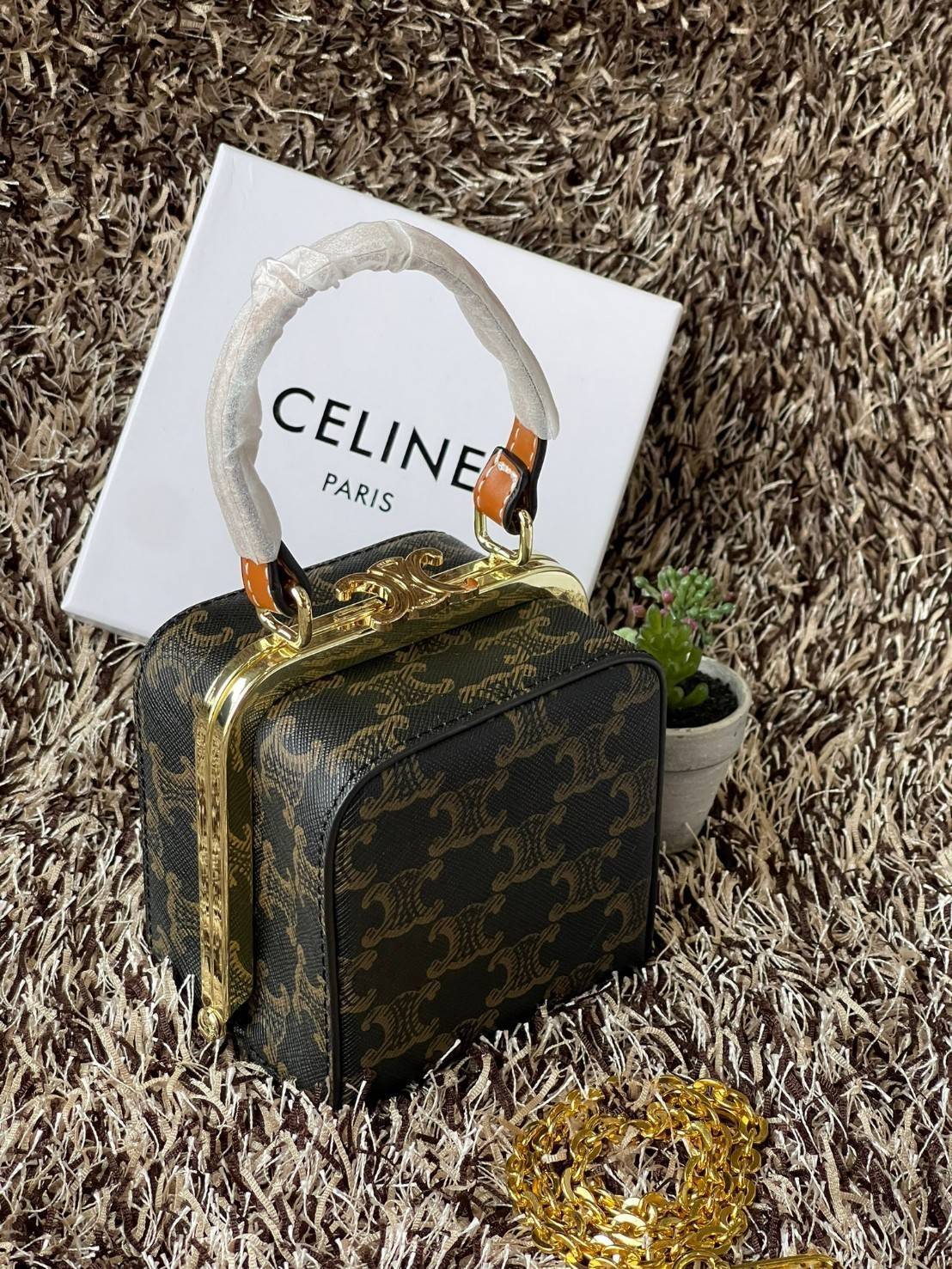 Celine Triomphe Minaudiere สาว ๆ คนไหนไม่เน้นพกของเยอะ แต่ต้องการกระเป๋าที่ให้ความเรียบหรู ดีไซน์เก๋ เหมาะสำหรับดินเนอร์มื้อค่ำ หรือช้อปปิ้งเบาๆ ใบนี้แนะนำเลยคะ เป็นกระเป๋าขนาดกะทัดรัด ถือและสะพายไหล่ได้ ให้ความคล่องตัว นับว่าเป็นอีกหนึ่งแอสเซสเซอรี่ที่น่