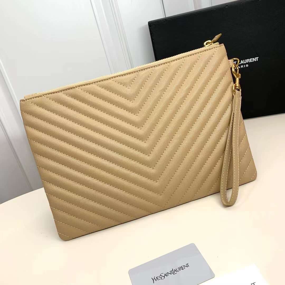 YSL Clutch Pouch in Matelasse Leather Bag กระเป๋าทรงคลัช/ทรงพอชสุดชิค ดีไซน์เรียบหรู โดดเด่นด้วยโลโก้ด้านหน้า เพิ่มดีเทลความผู้ดี พกพาง่าย ใช้งานสะดวกพร้อมสายคล้องมือ